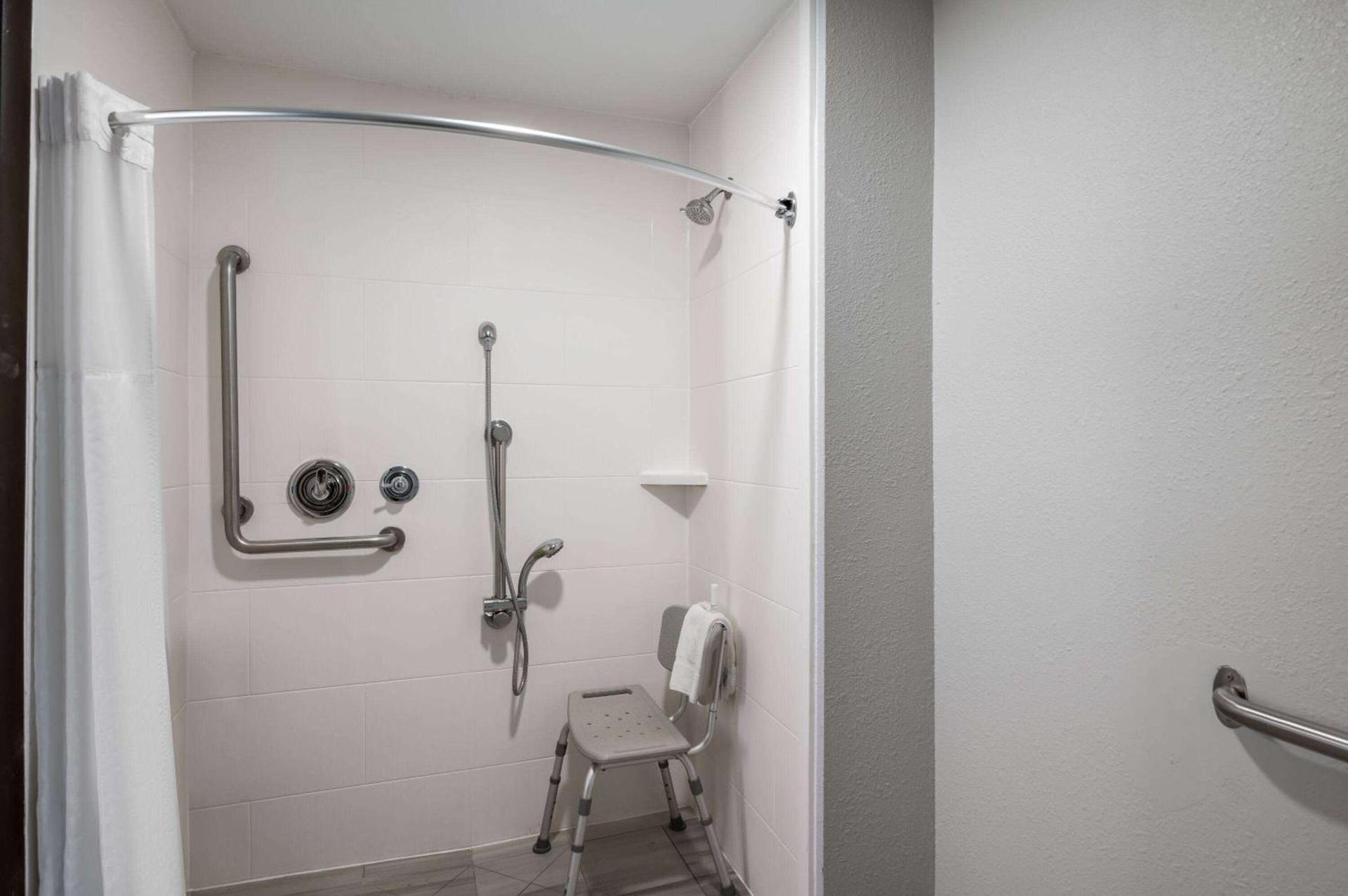 La Quinta Inn by Wyndham Indianapolis Airport Executive Dr photo 23