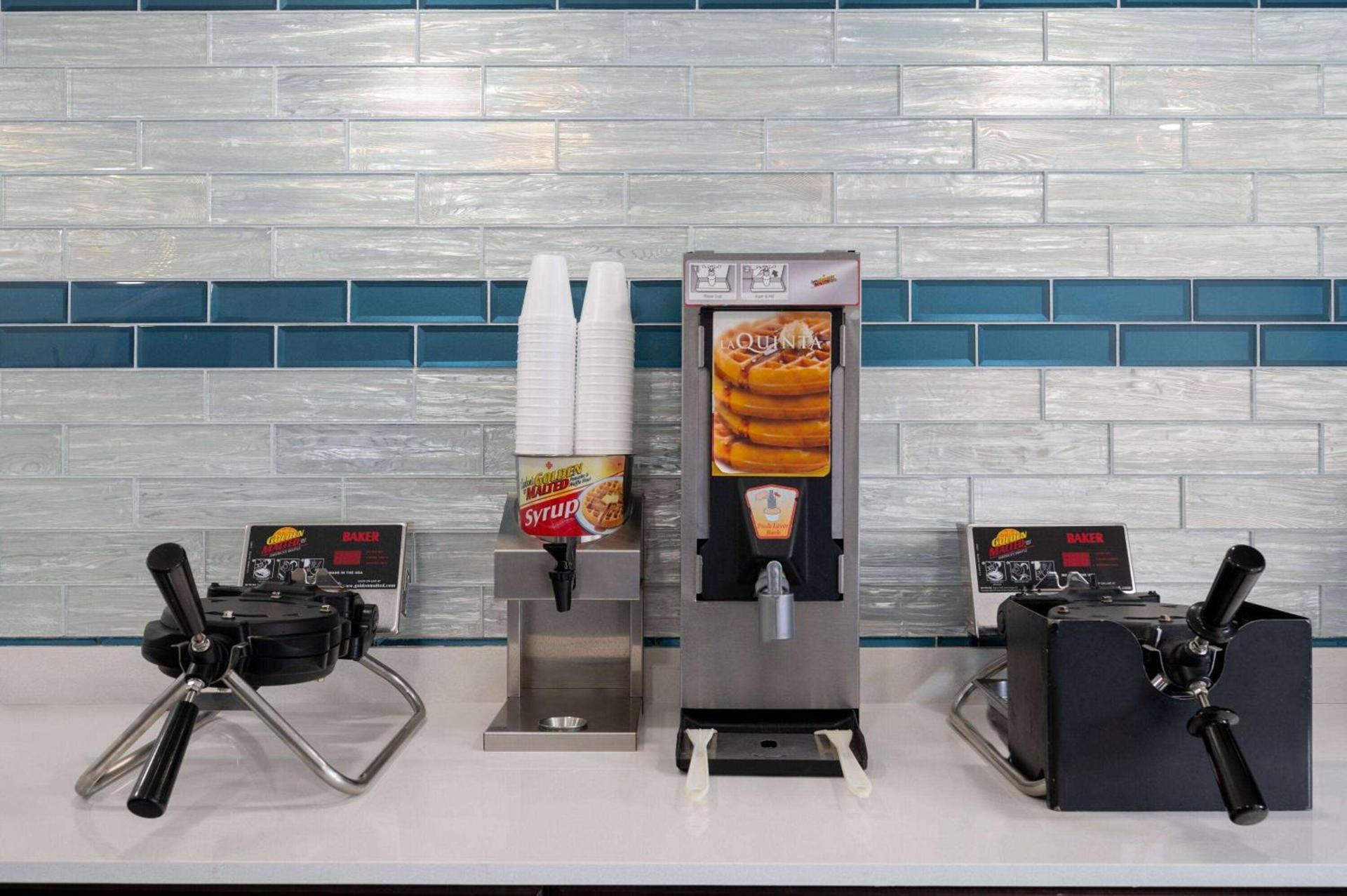 La Quinta Inn by Wyndham Indianapolis Airport Executive Dr photo 6