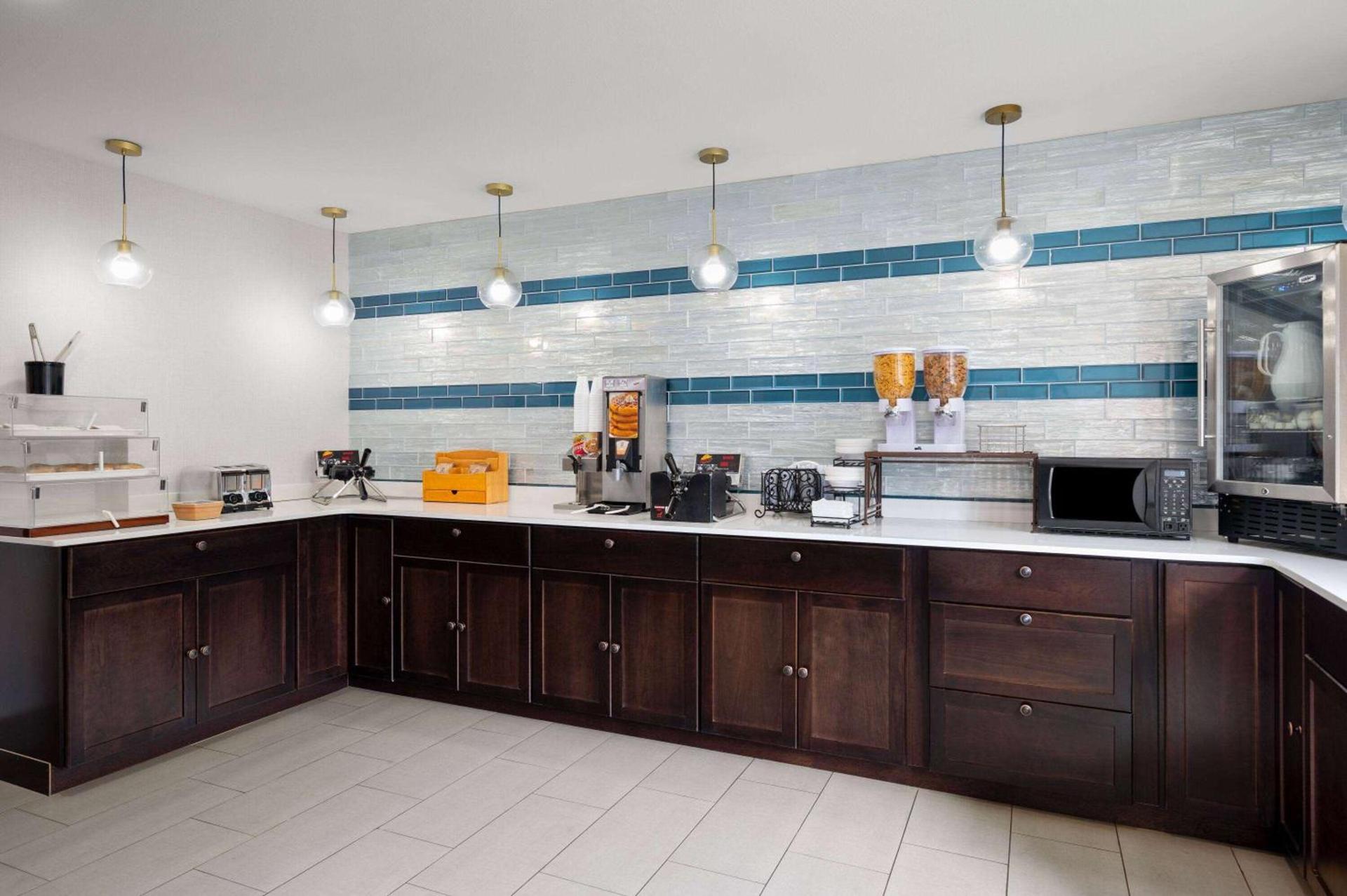 La Quinta Inn by Wyndham Indianapolis Airport Executive Dr photo 7