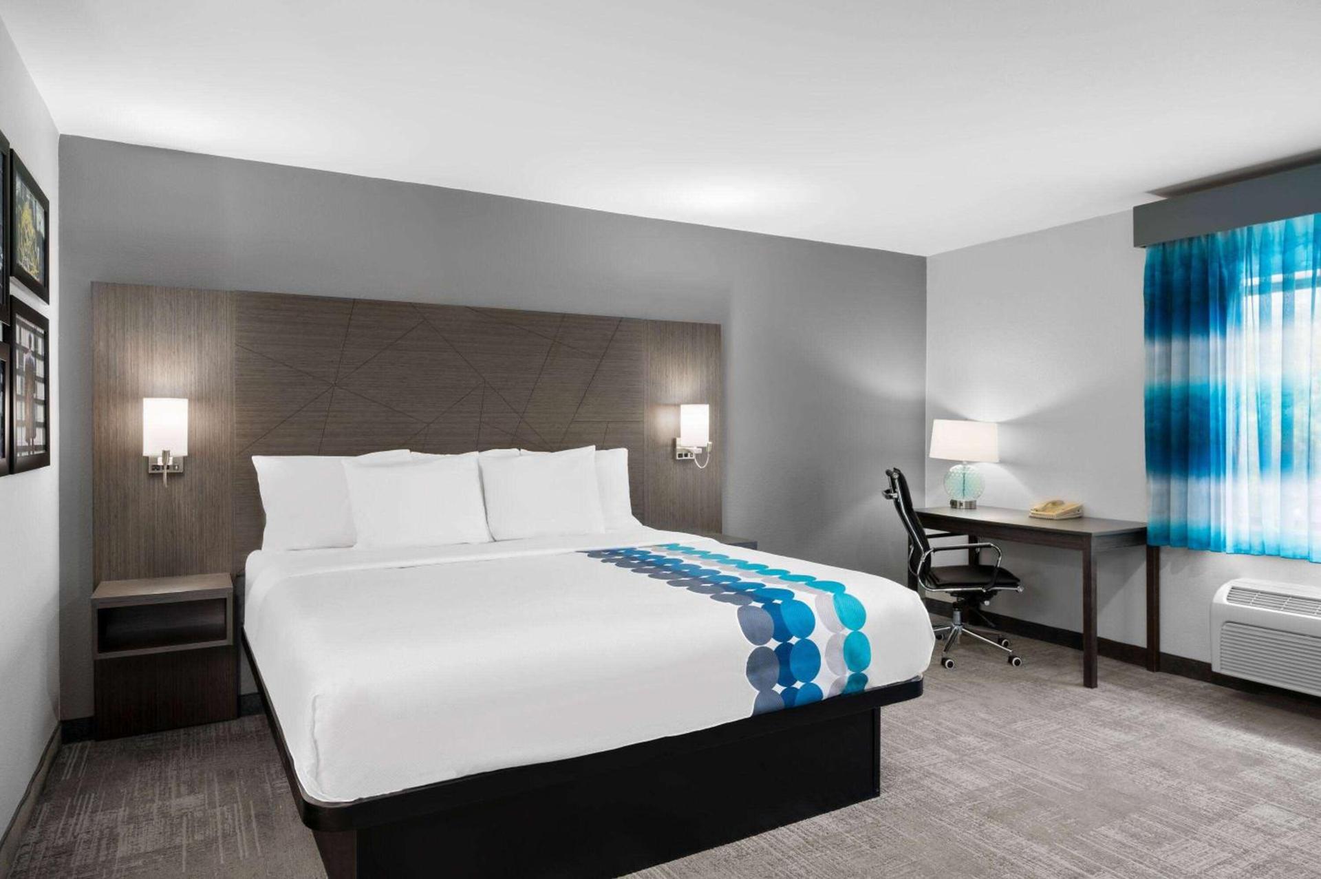 La Quinta Inn by Wyndham Indianapolis Airport Executive Dr photo 8
