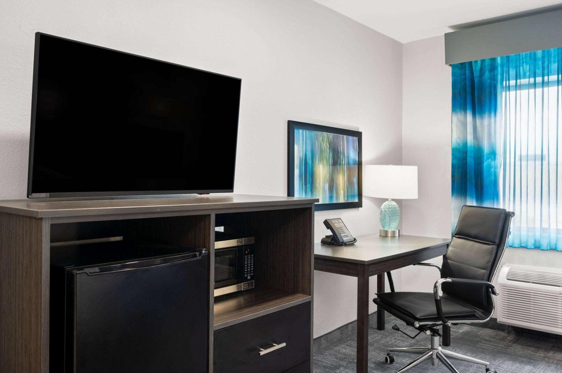 La Quinta Inn by Wyndham Indianapolis Airport Executive Dr photo 9