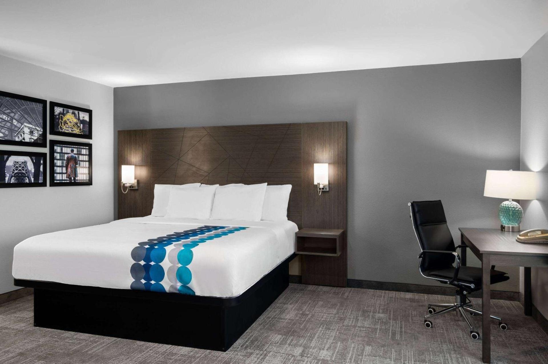 La Quinta Inn by Wyndham Indianapolis Airport Executive Dr photo 10