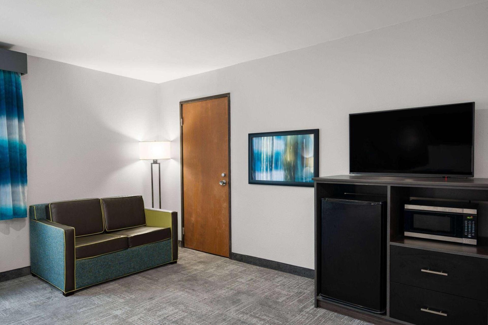 La Quinta Inn by Wyndham Indianapolis Airport Executive Dr photo 11