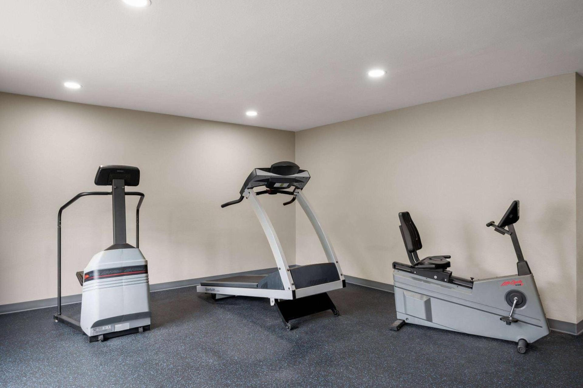 La Quinta Inn by Wyndham Indianapolis Airport Executive Dr photo 5