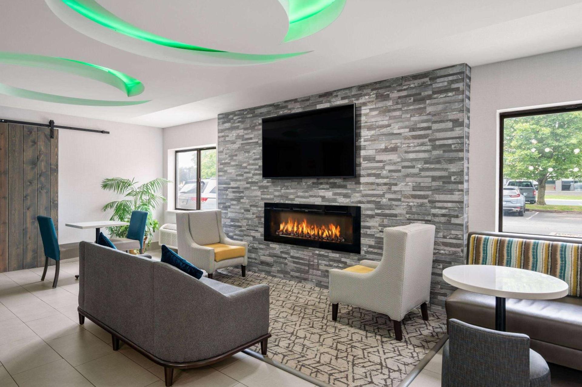 La Quinta Inn by Wyndham Indianapolis Airport Executive Dr photo 2