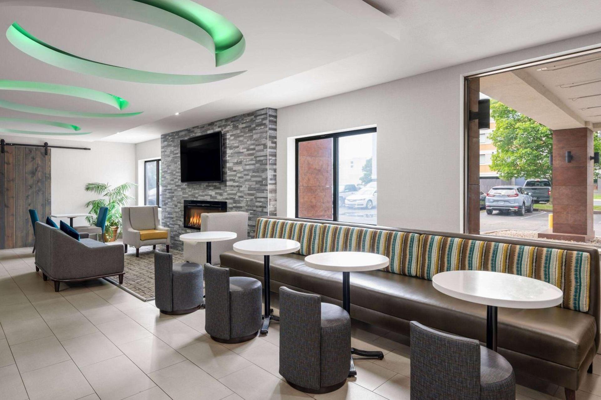 La Quinta Inn by Wyndham Indianapolis Airport Executive Dr photo 3
