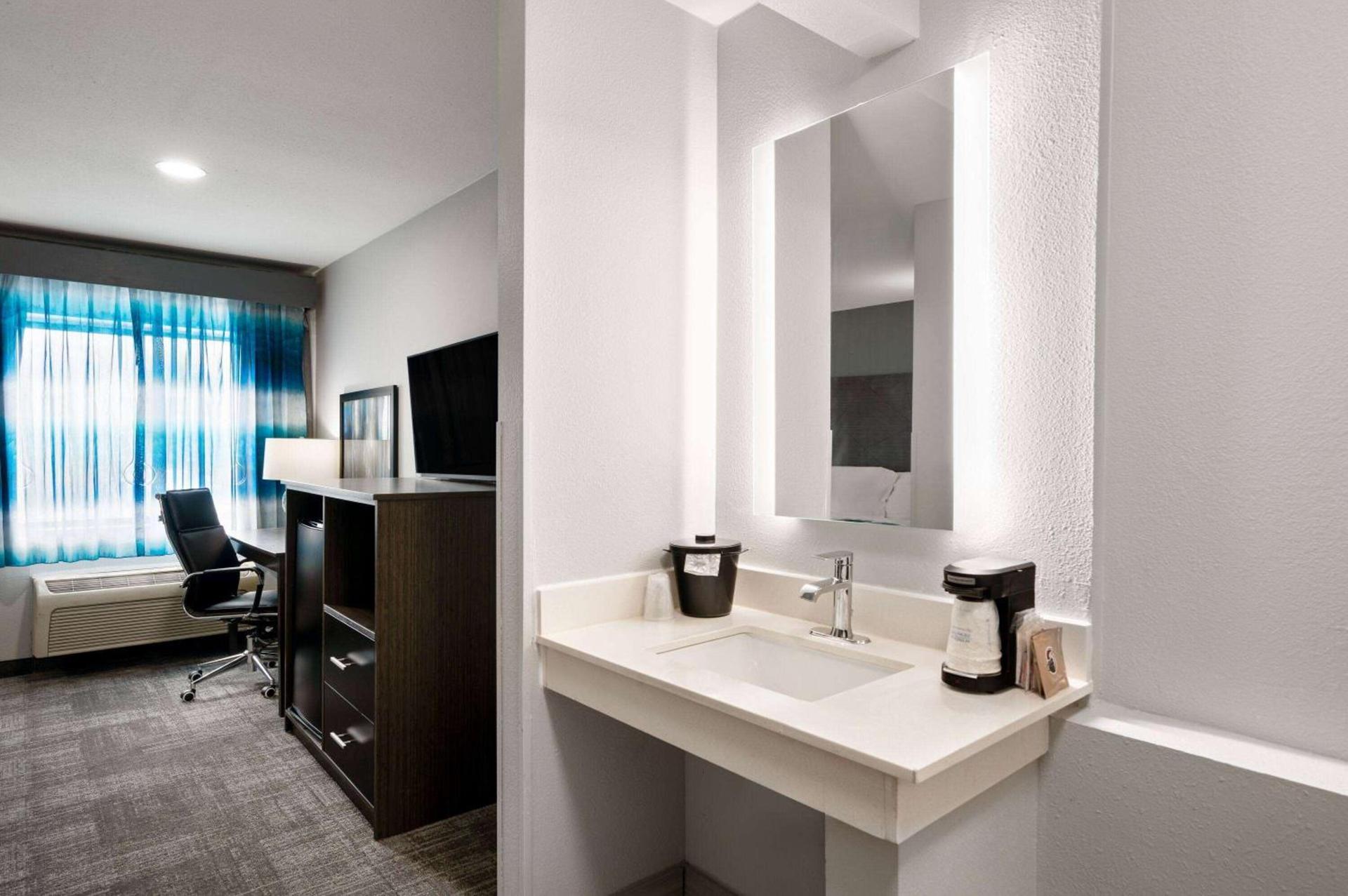 La Quinta Inn by Wyndham Indianapolis Airport Executive Dr photo 20