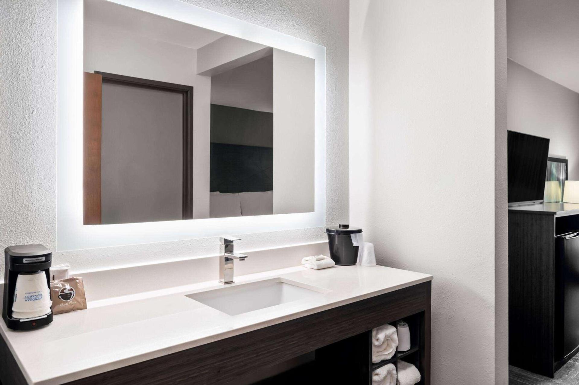 La Quinta Inn by Wyndham Indianapolis Airport Executive Dr photo 22