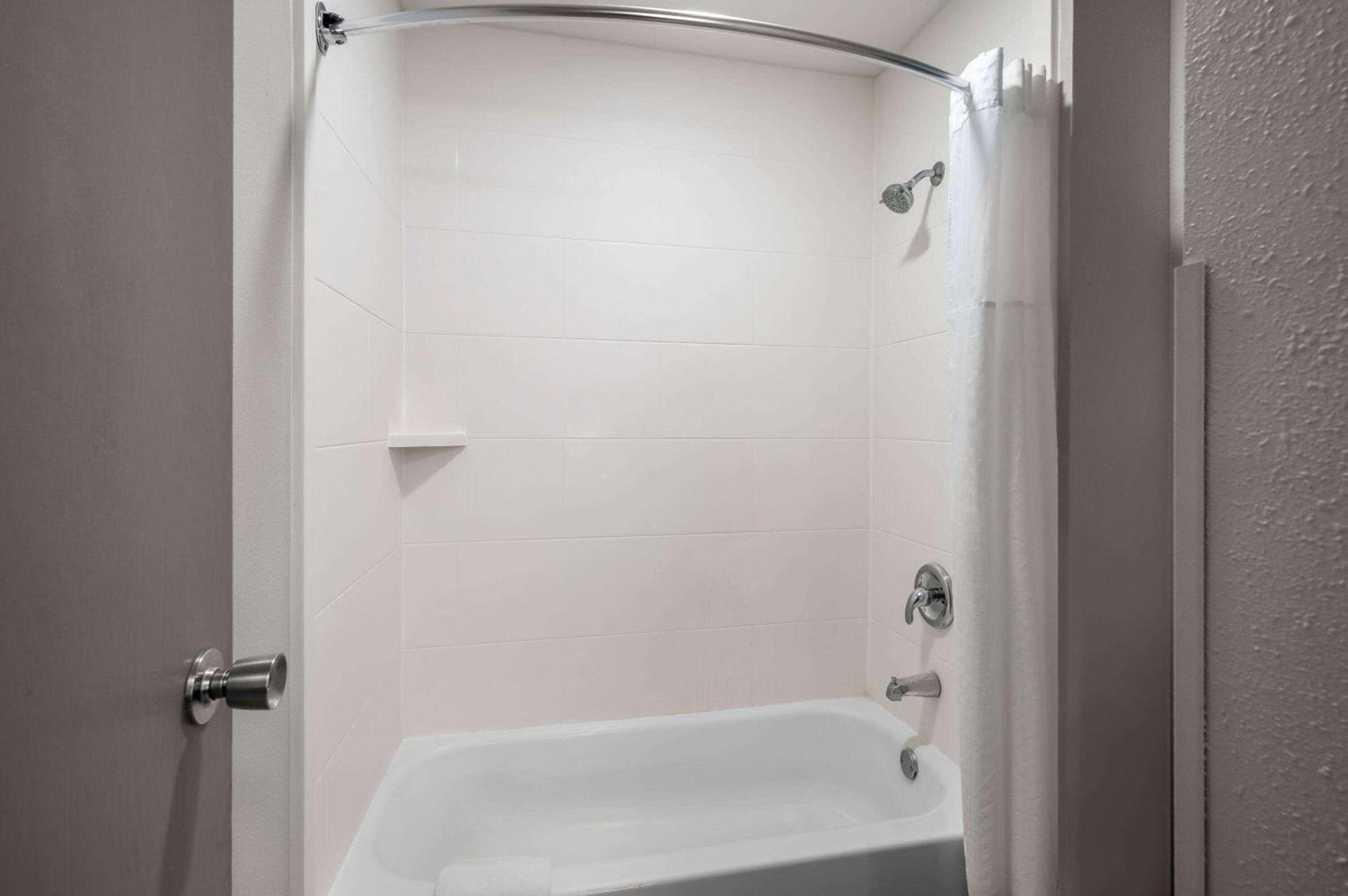 La Quinta Inn by Wyndham Indianapolis Airport Executive Dr photo 24