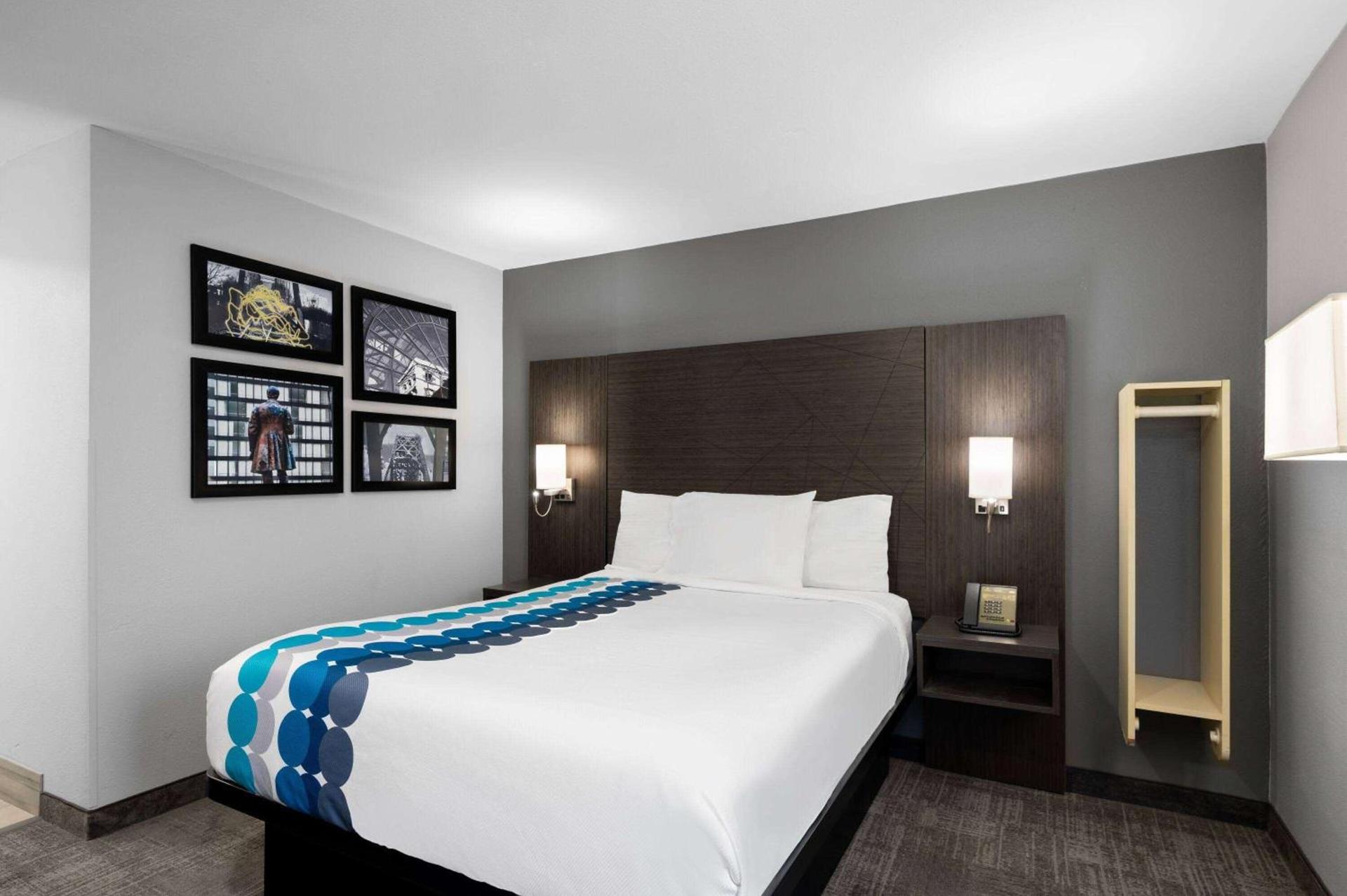 La Quinta Inn by Wyndham Indianapolis Airport Executive Dr photo 21