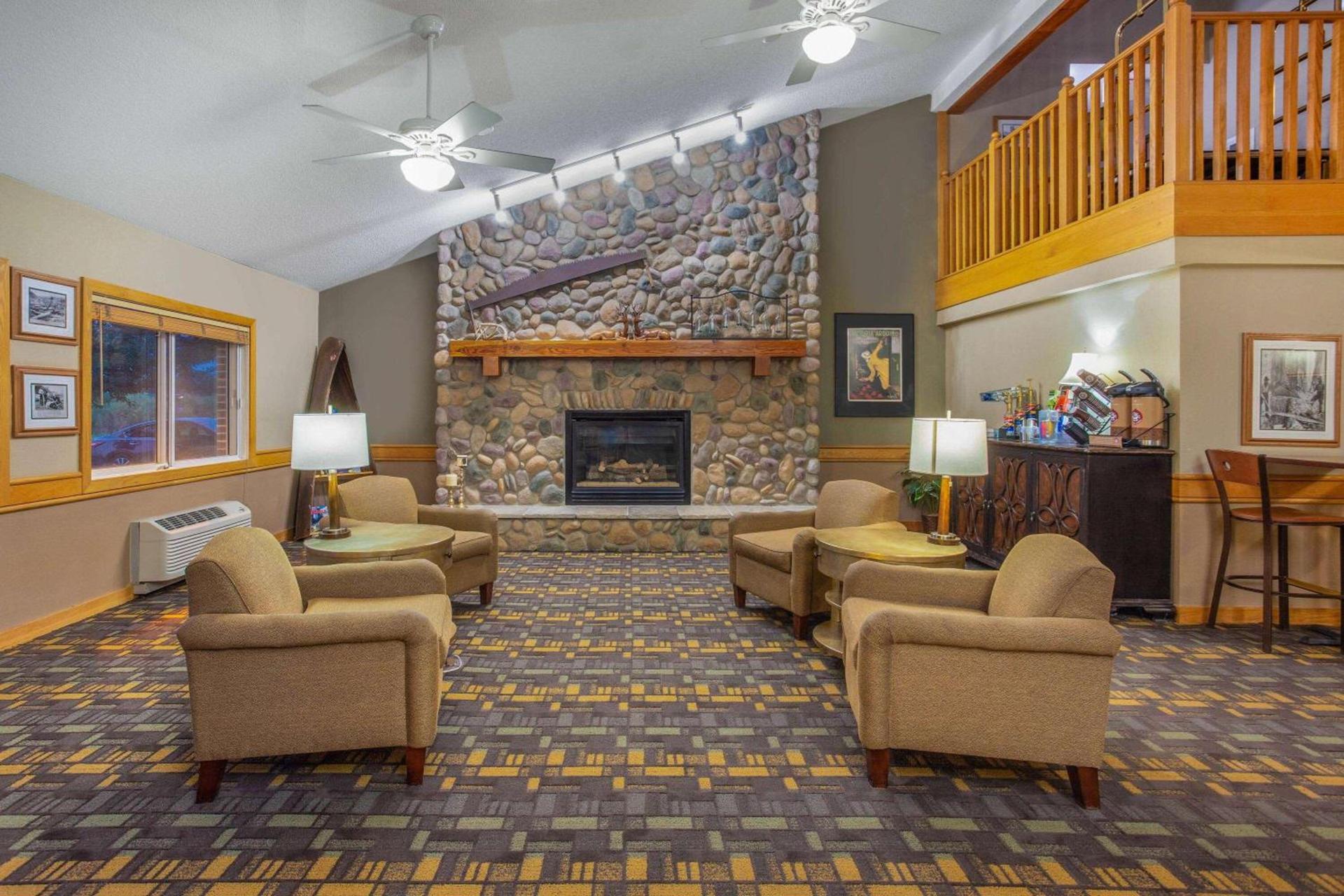 AmericInn by Wyndham Stillwater photo 4