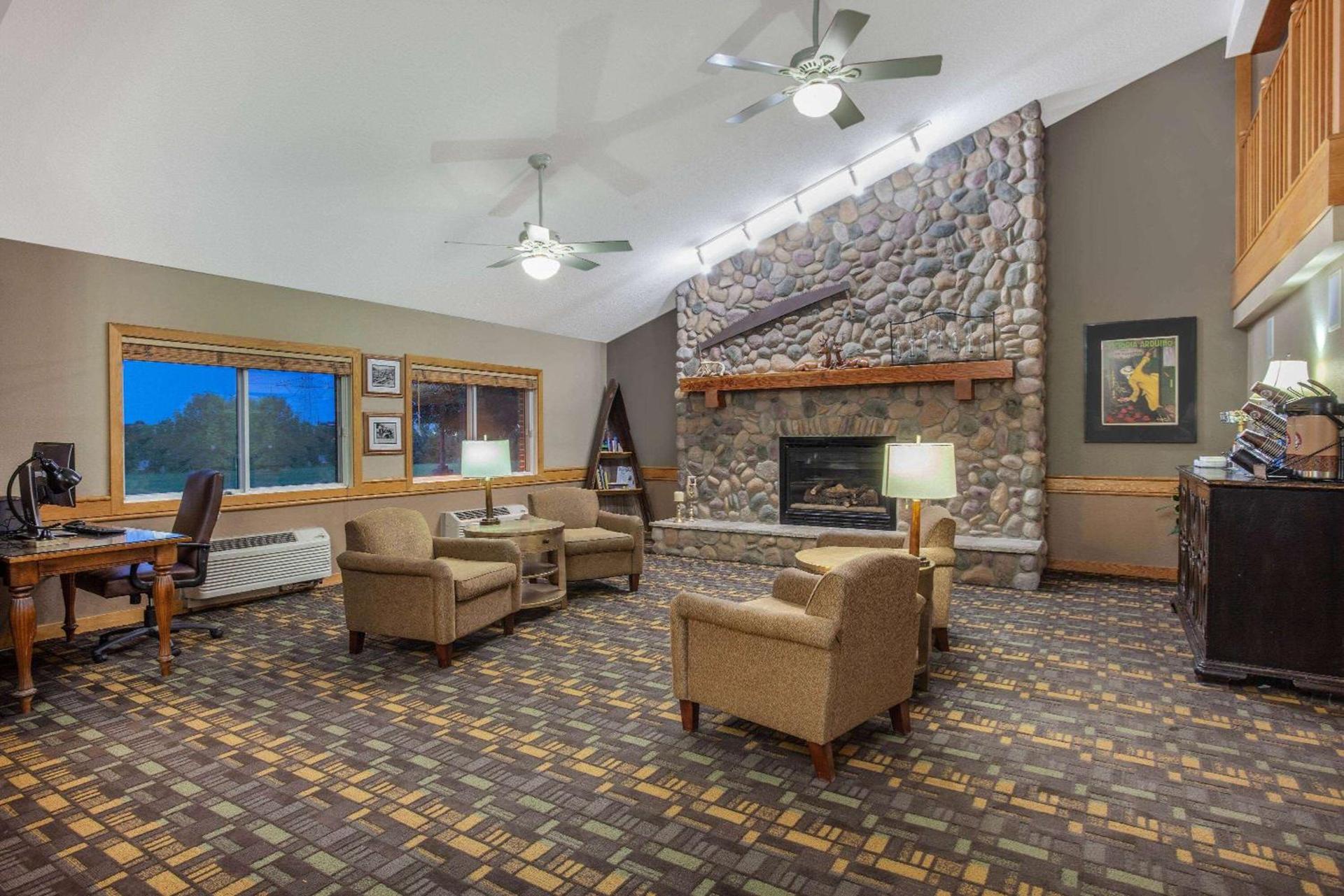 AmericInn by Wyndham Stillwater photo 5