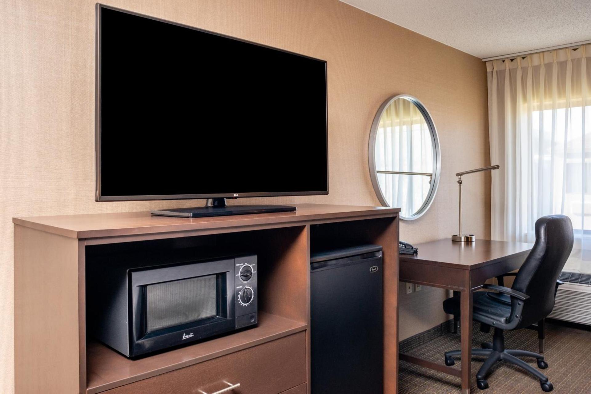 Clarion Pointe Harrisonburg photo 55