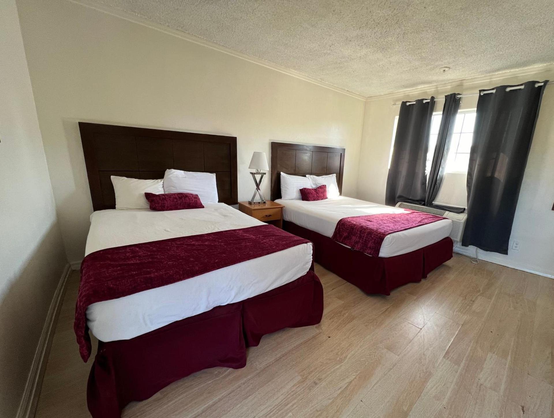 Hometown Inn North Hills photo 6