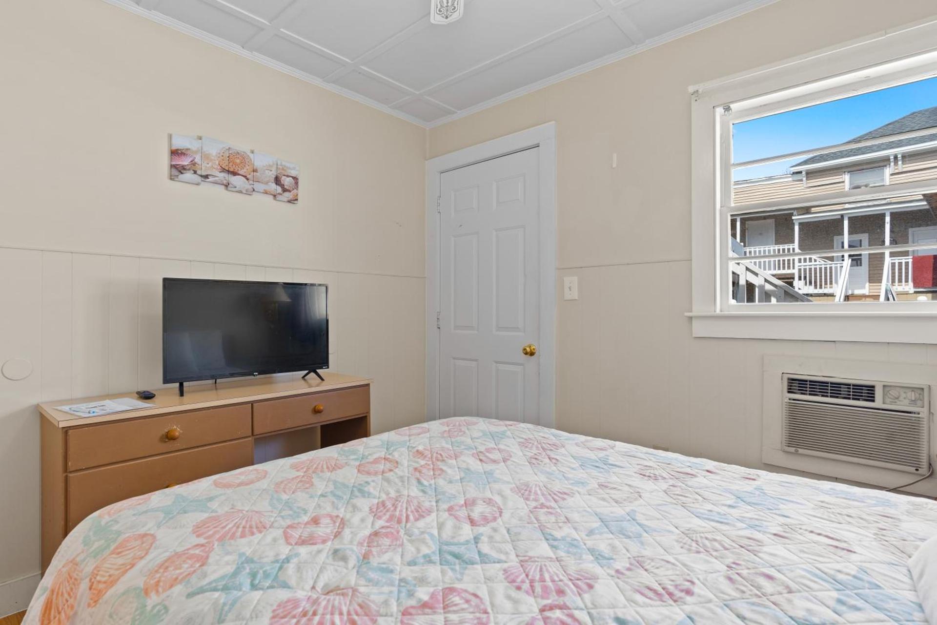 Beach Motel and Suites photo 12
