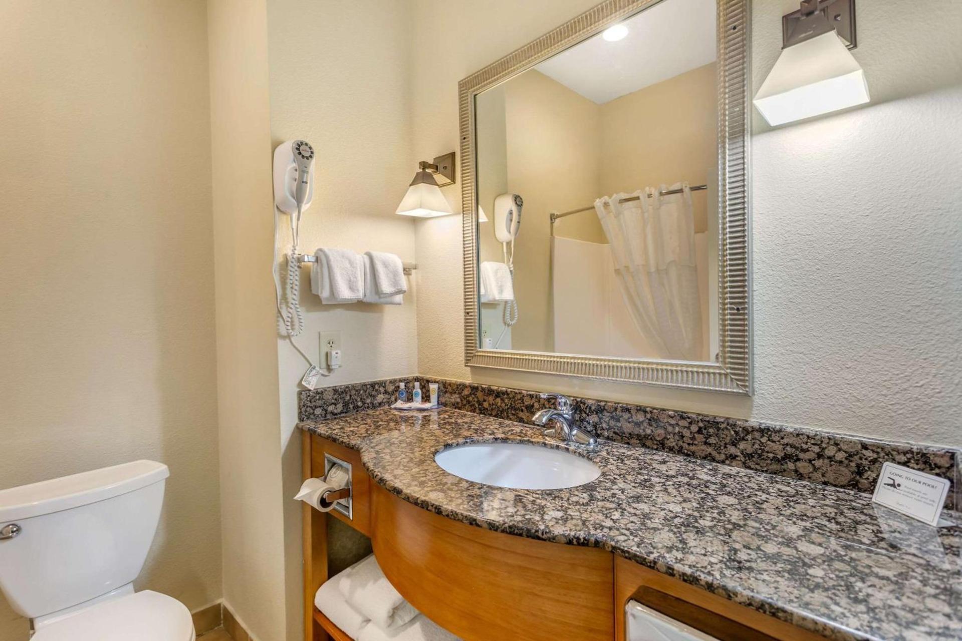 Comfort Suites South Point - Huntington photo 8