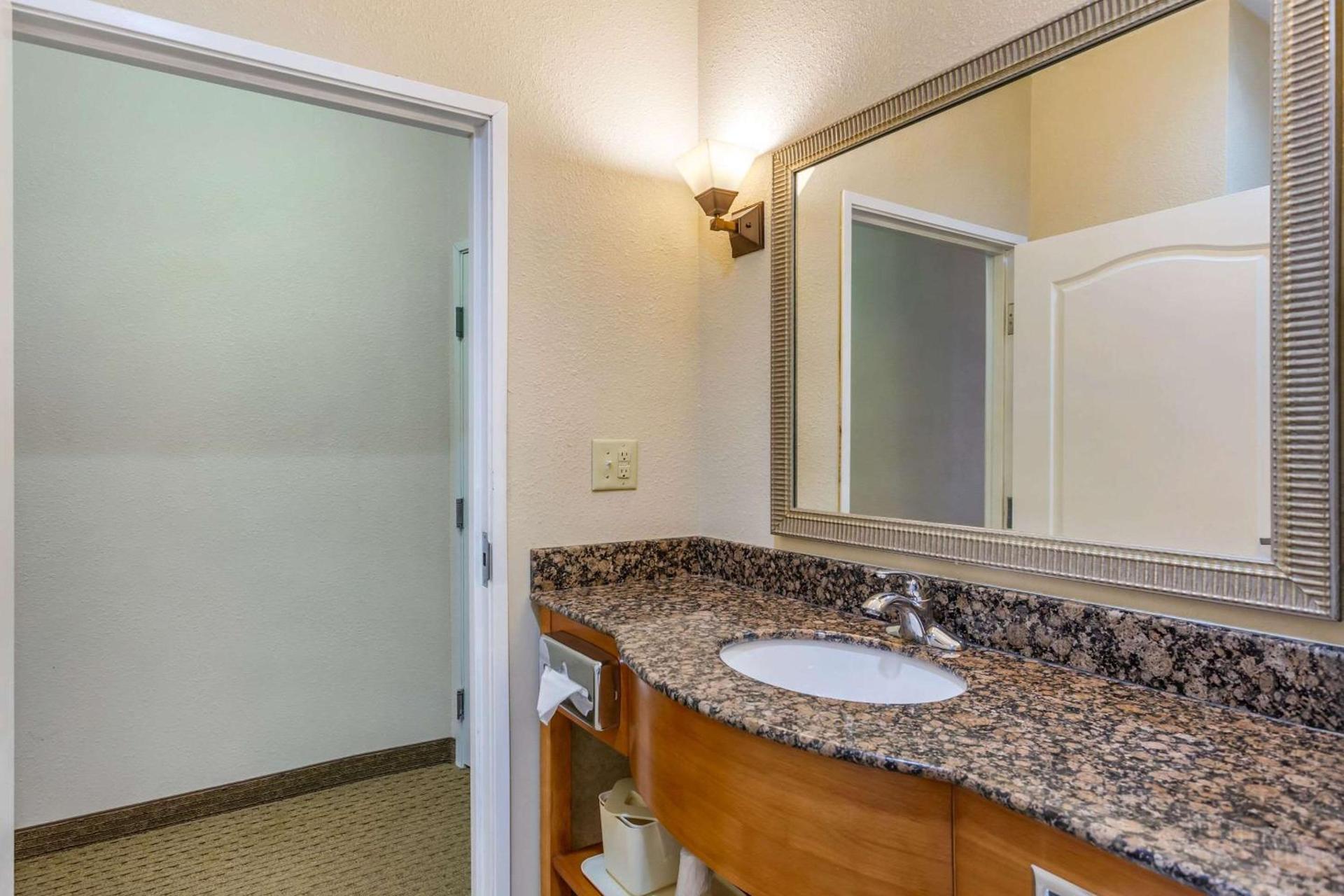 Comfort Suites South Point - Huntington photo 17