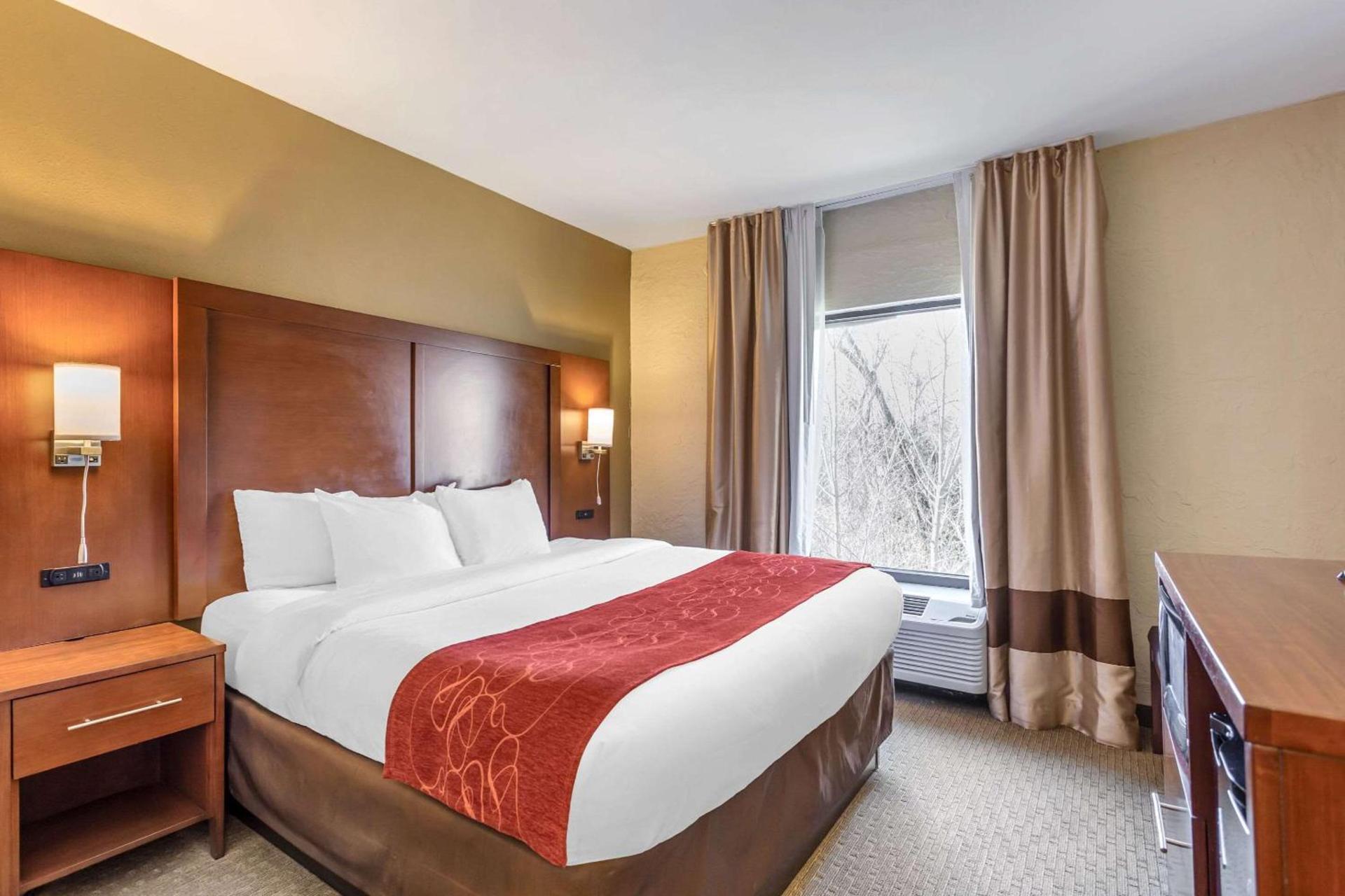 Comfort Suites South Point - Huntington photo 19