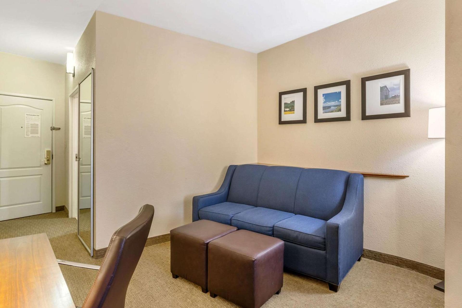 Comfort Suites South Point - Huntington photo 21