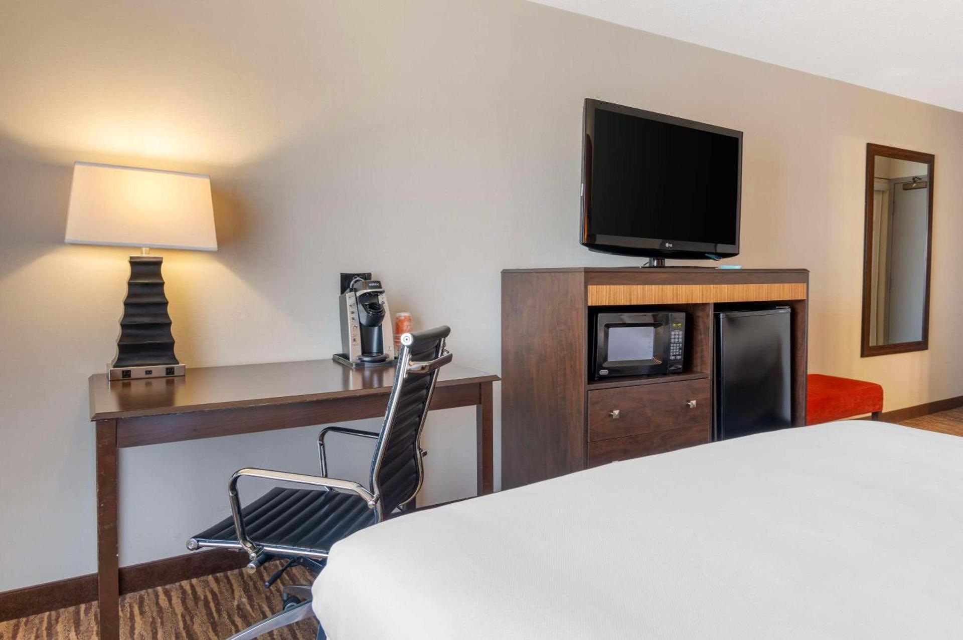 Comfort Inn & Suites Danbury-Bethel photo 17