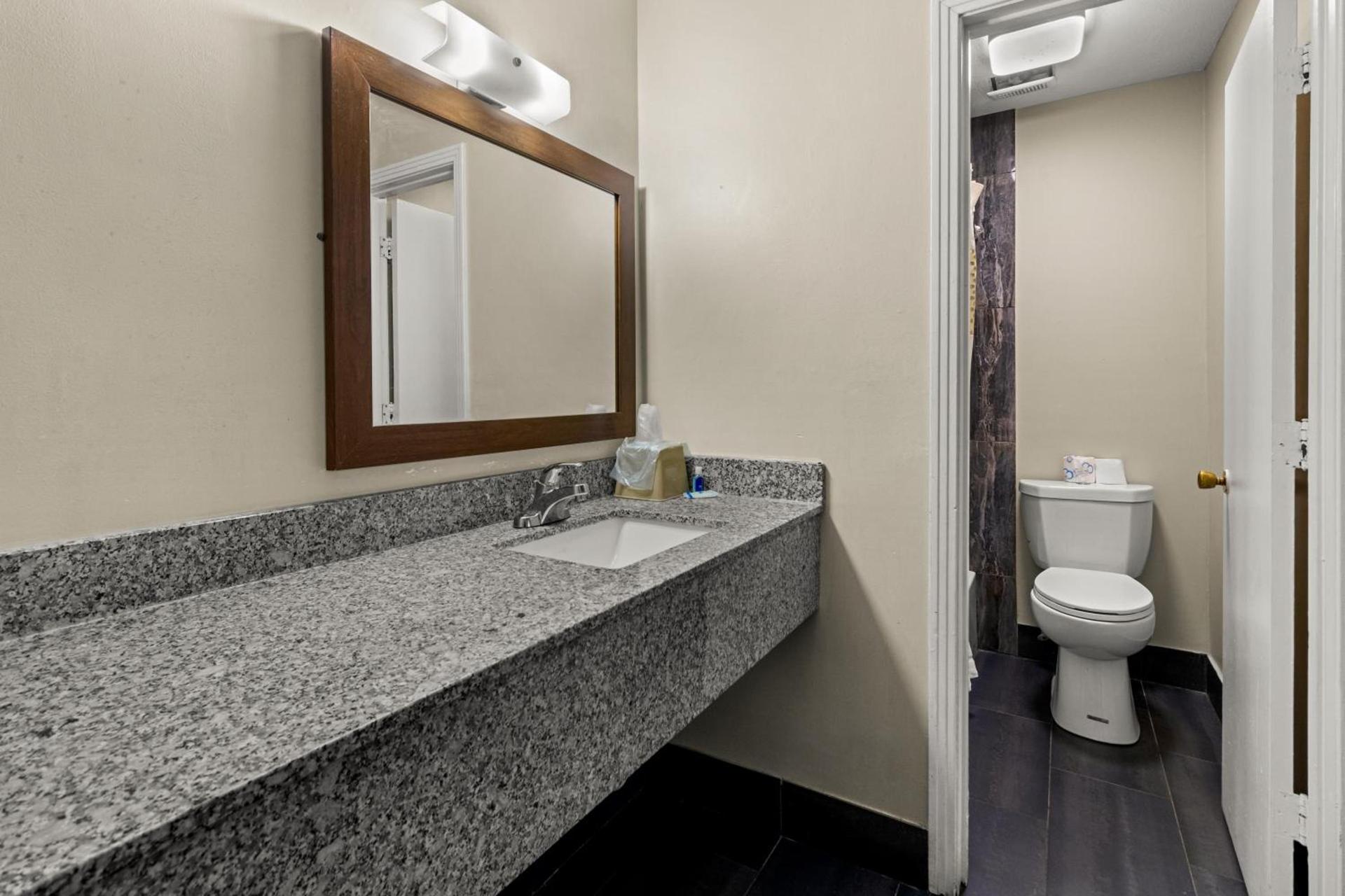 Rodeway Inn Dickson photo 2