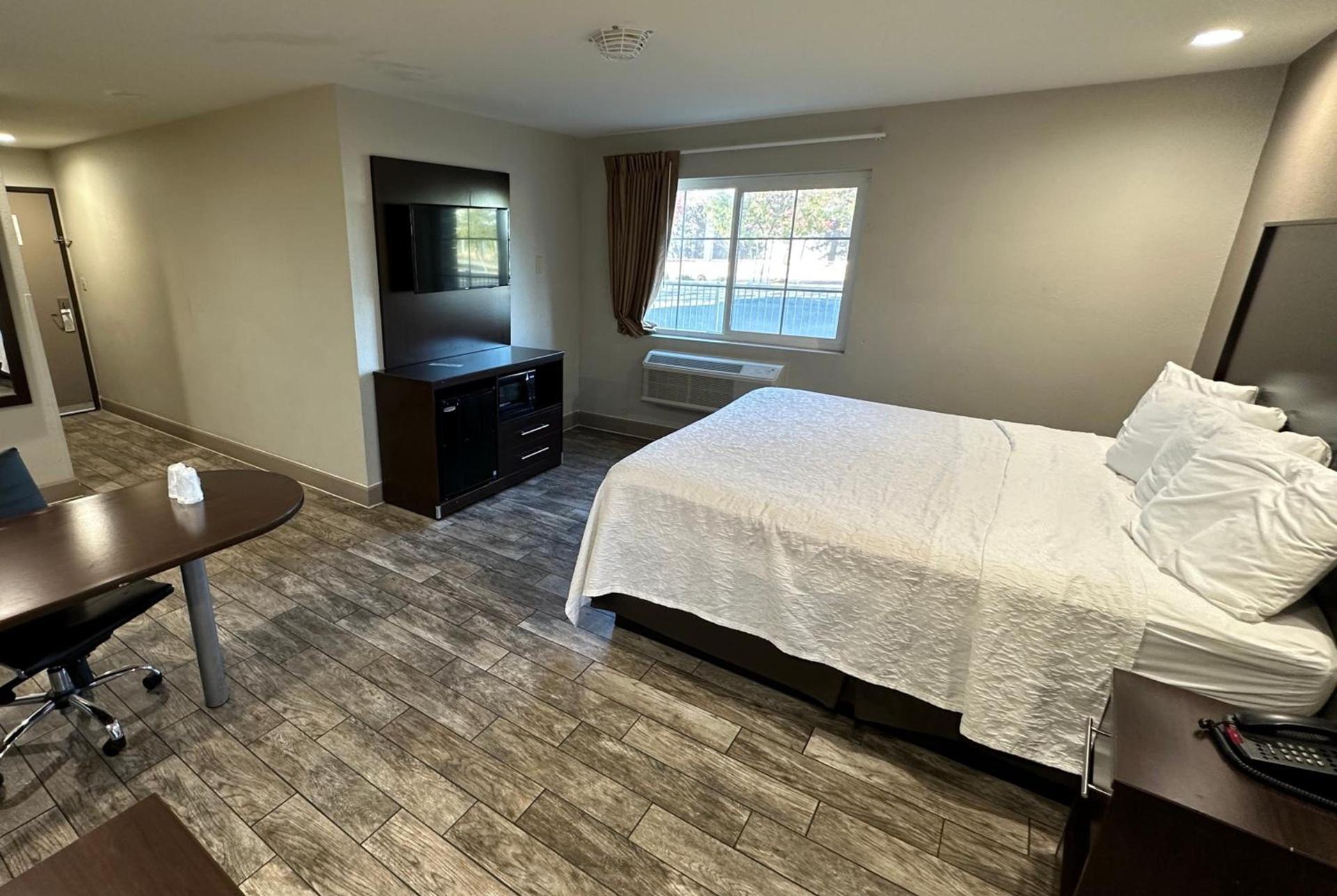 Red Roof Inn Hayward photo 9