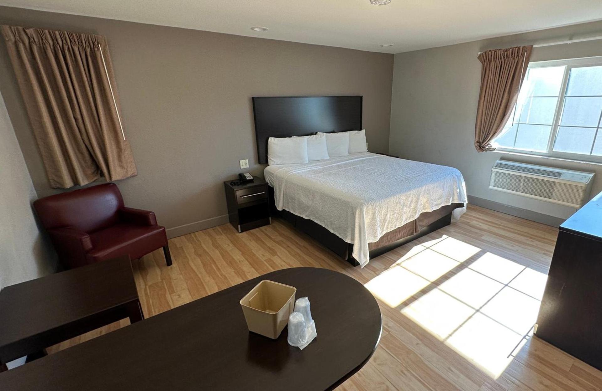 Red Roof Inn Hayward photo 8