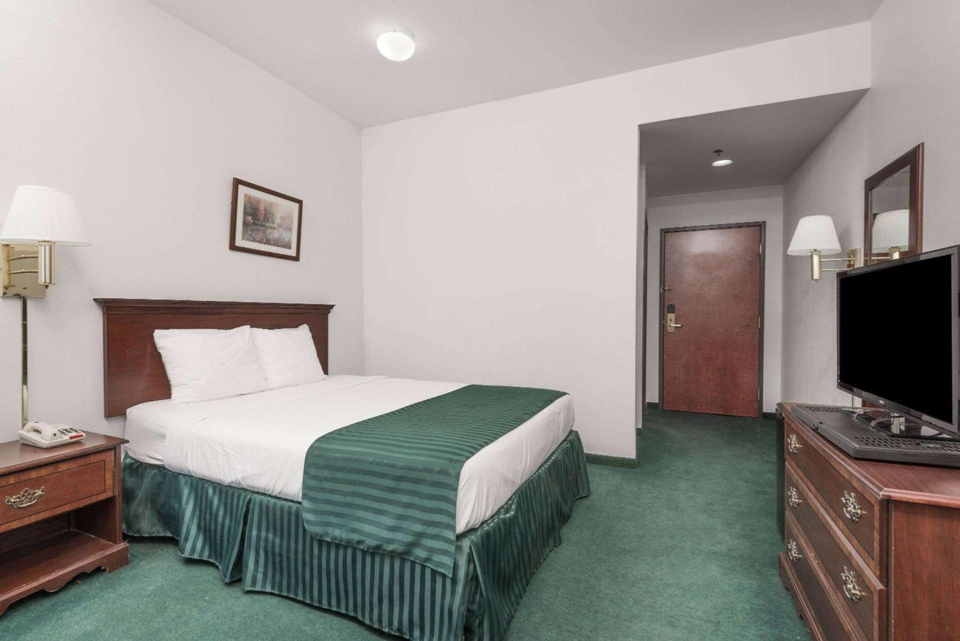 Super 8 by Wyndham Grayson photo 8
