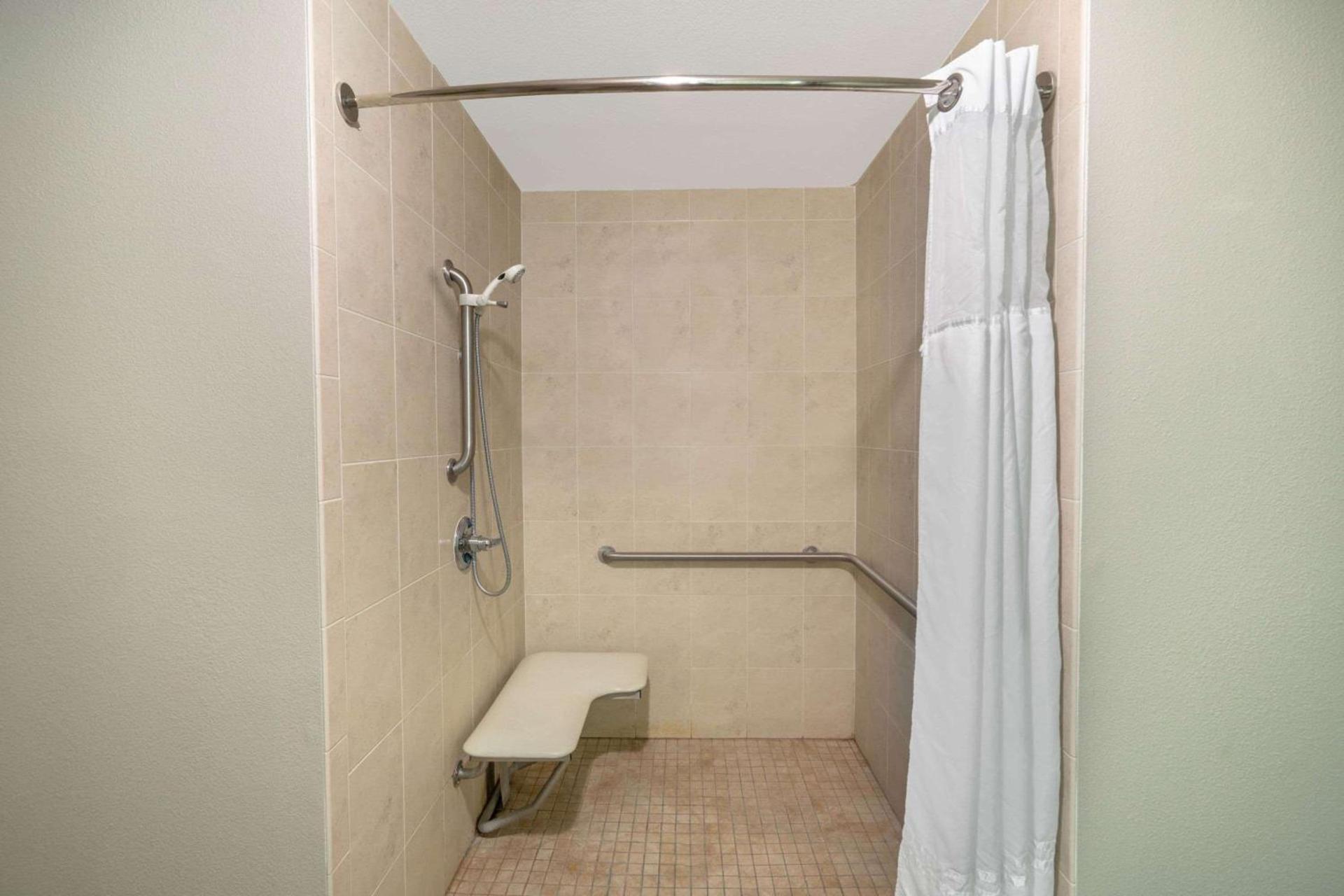 La Quinta by Wyndham Latham Albany Airport photo 11