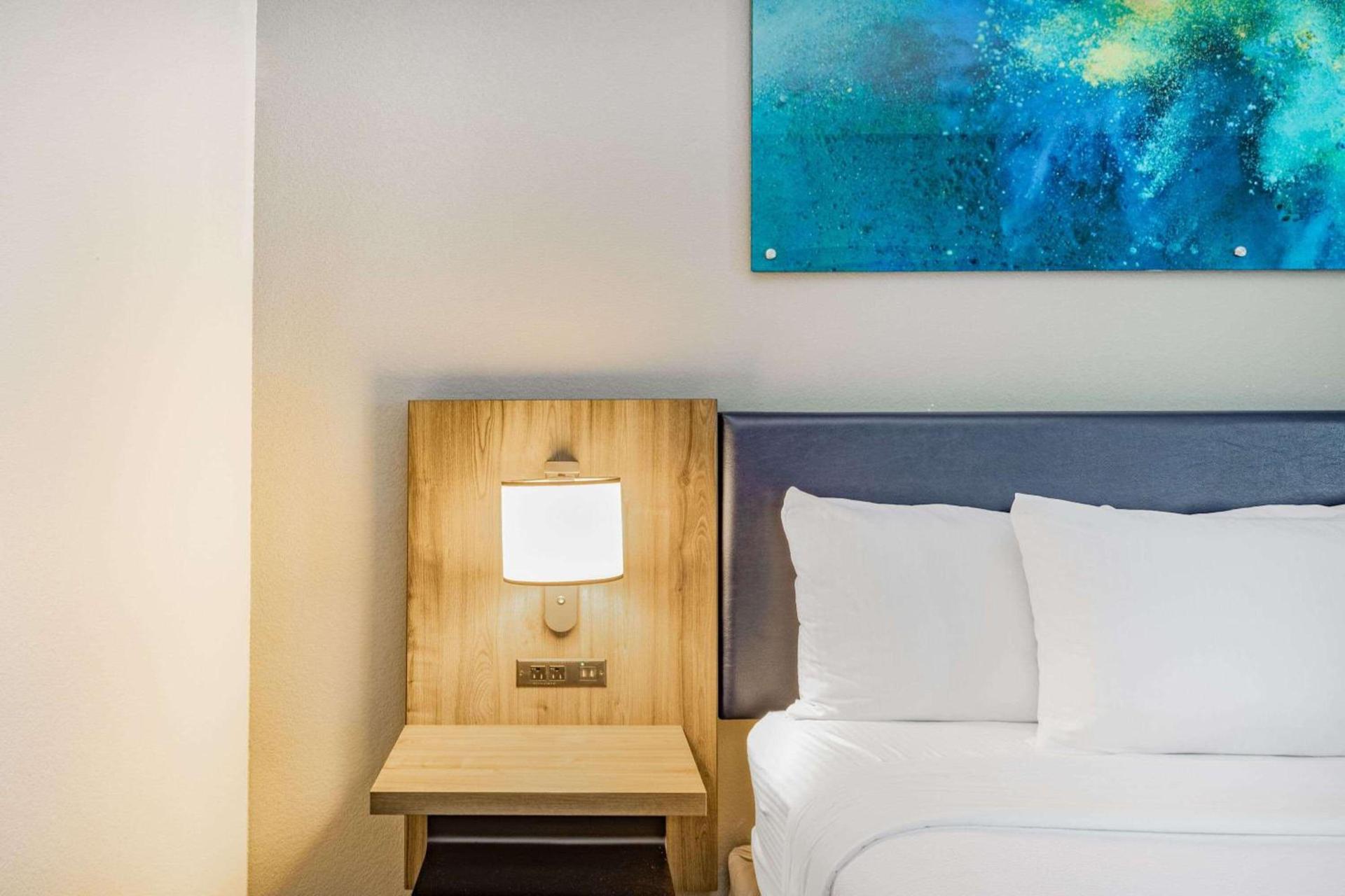 La Quinta Inn & Suites by Wyndham Galveston North at I-45 photo 10