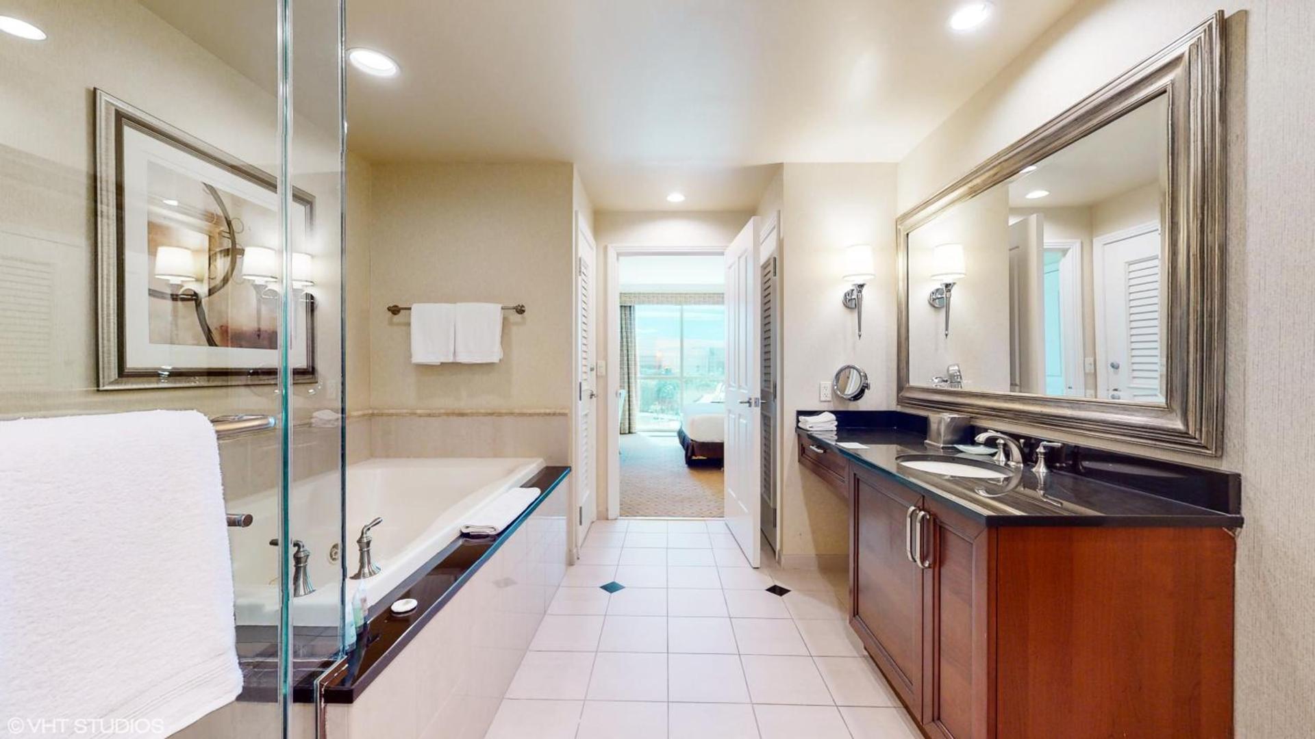 LADY LUCK'S VISTA - Private Balcony - Full Kitchen - Two Full Baths - Jetted Tub - Full MGM Grand Resort Access w No Resort Fee at MGM Signature photo 12