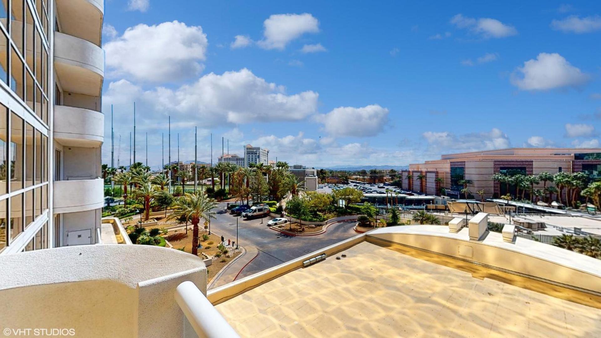 LADY LUCK'S VISTA - Private Balcony - Full Kitchen - Two Full Baths - Jetted Tub - Full MGM Grand Resort Access w No Resort Fee at MGM Signature photo 14