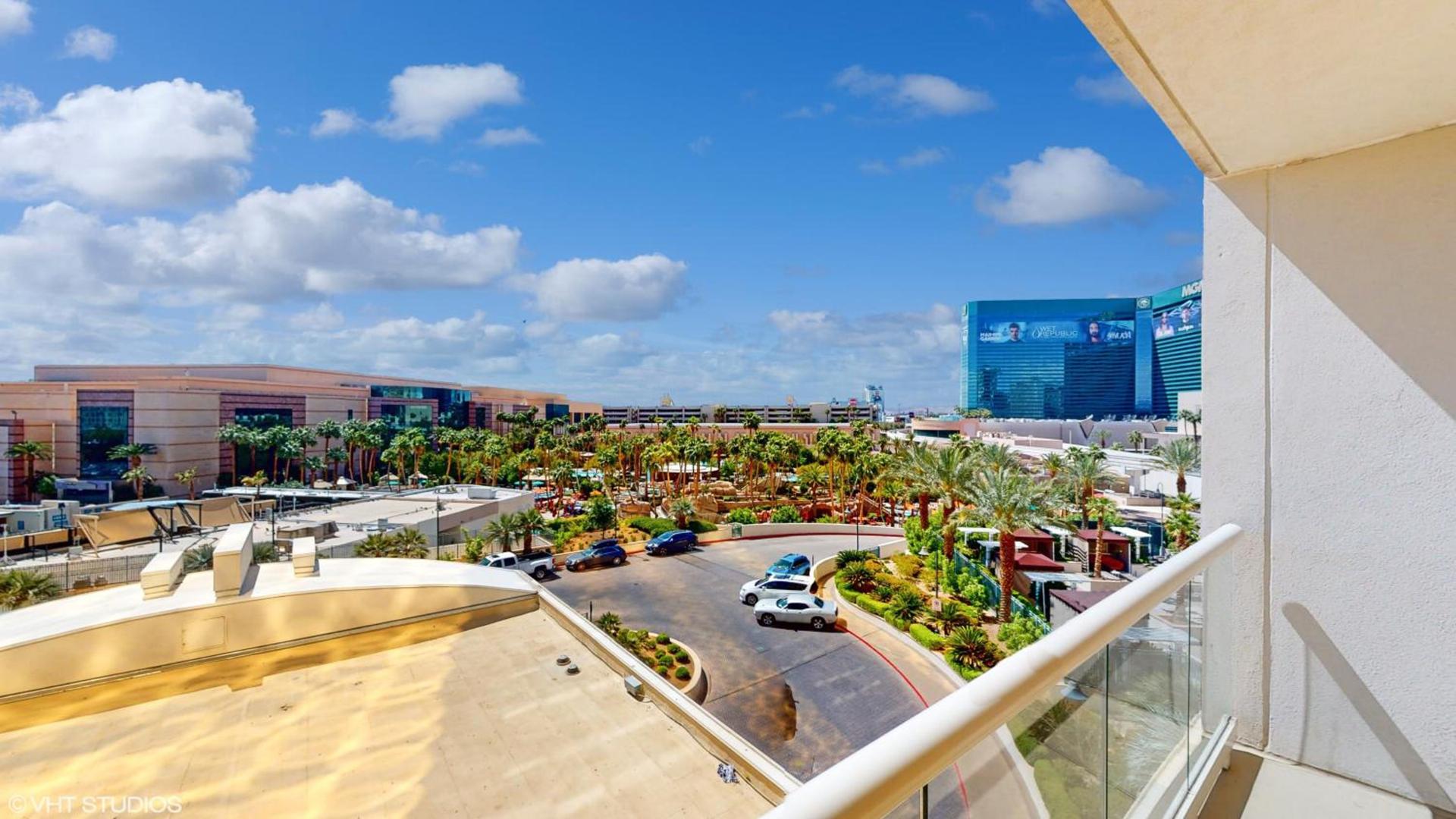 LADY LUCK'S VISTA - Private Balcony - Full Kitchen - Two Full Baths - Jetted Tub - Full MGM Grand Resort Access w No Resort Fee at MGM Signature photo 2