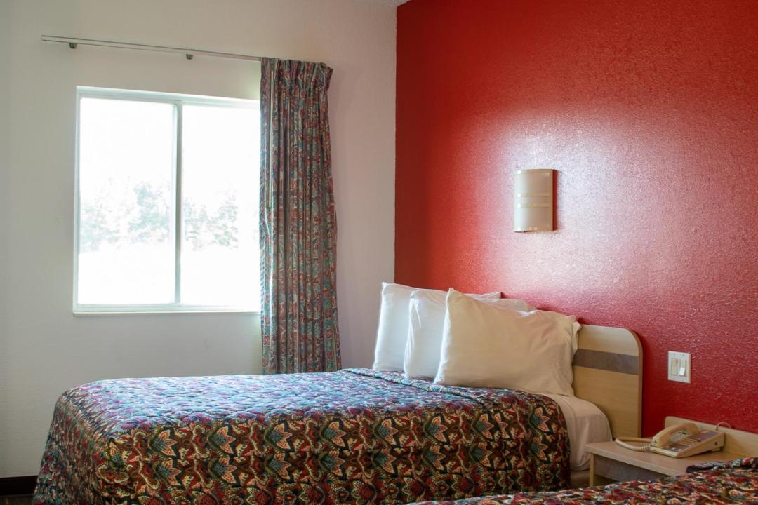 Morgantown Inn & Suites photo 2