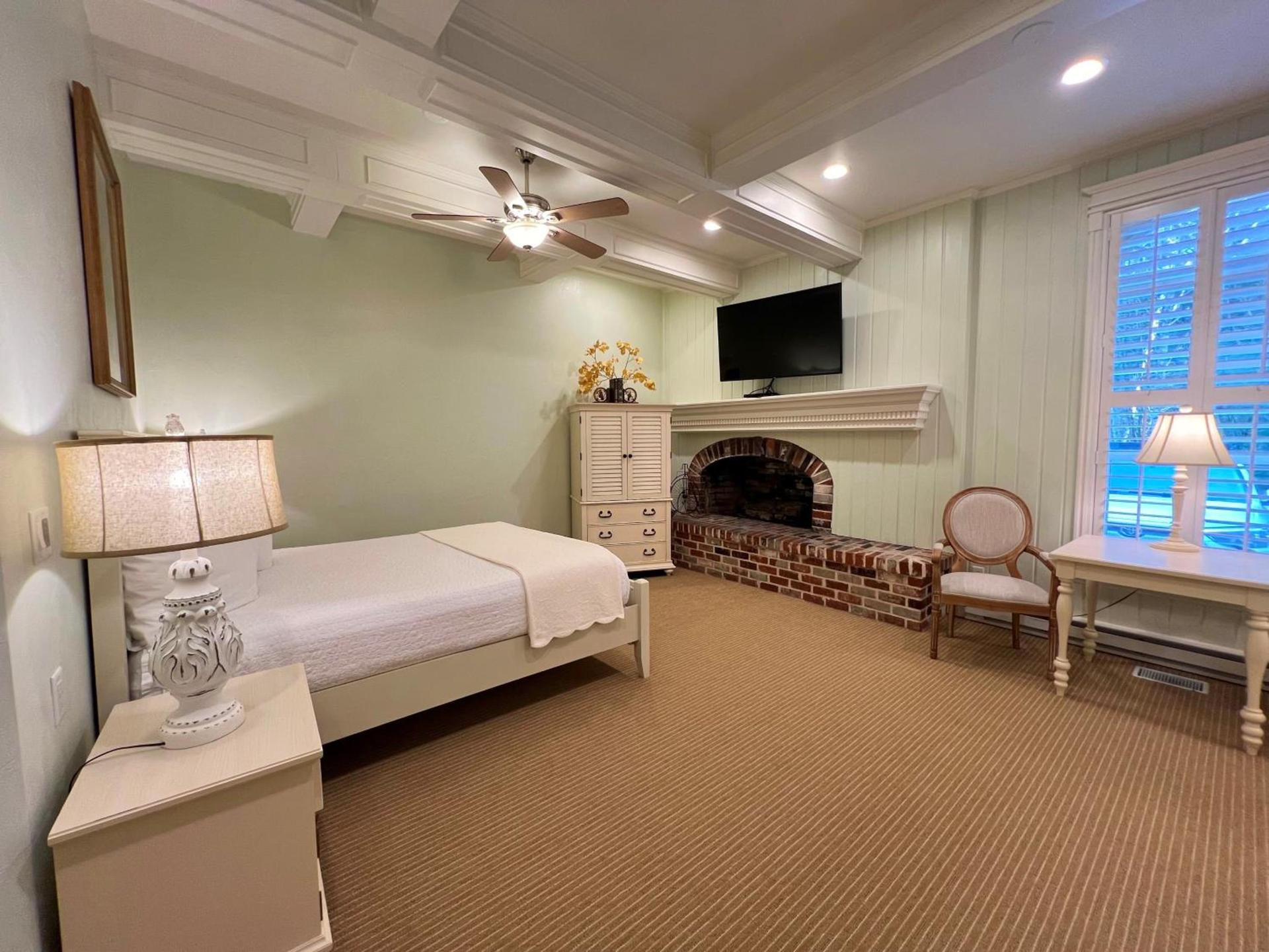 Best Western Grandma's Feather Bed photo 41