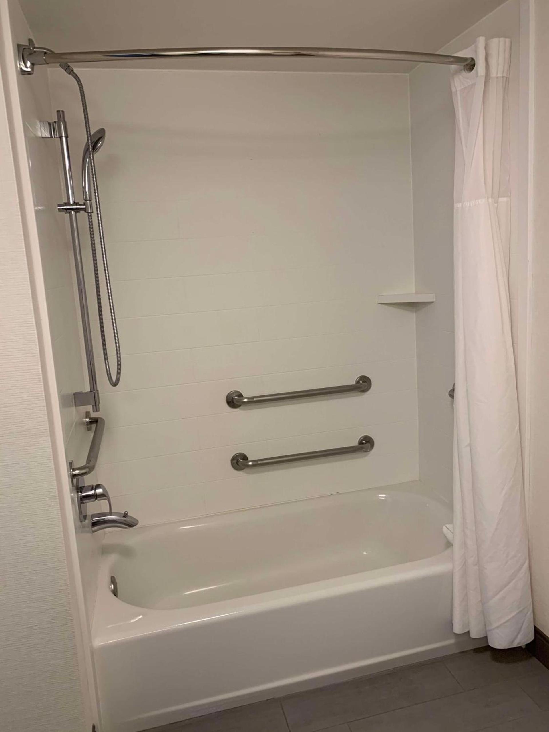 Hampton Inn & Suites Carson City photo 32