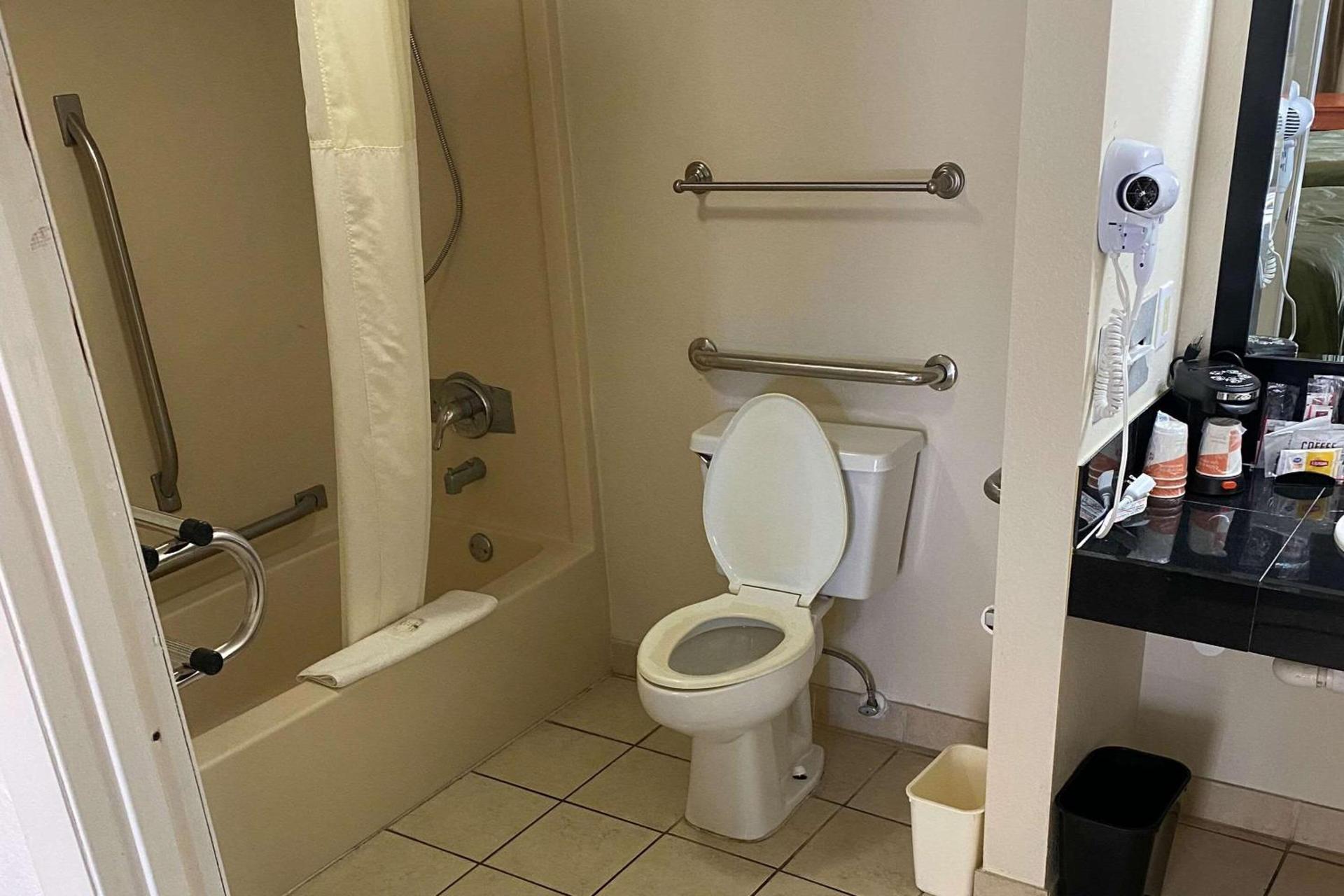 Quality Inn near Manatee Springs State Park photo 14