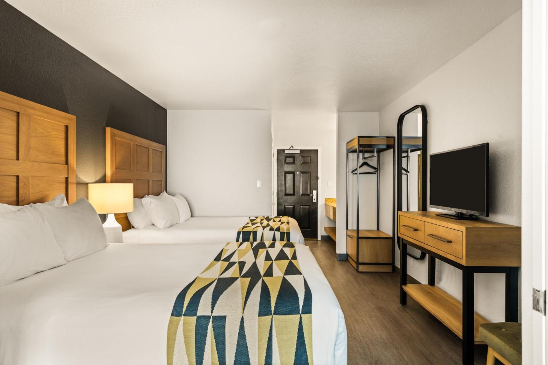 Oxford Suites Redding photo 25
