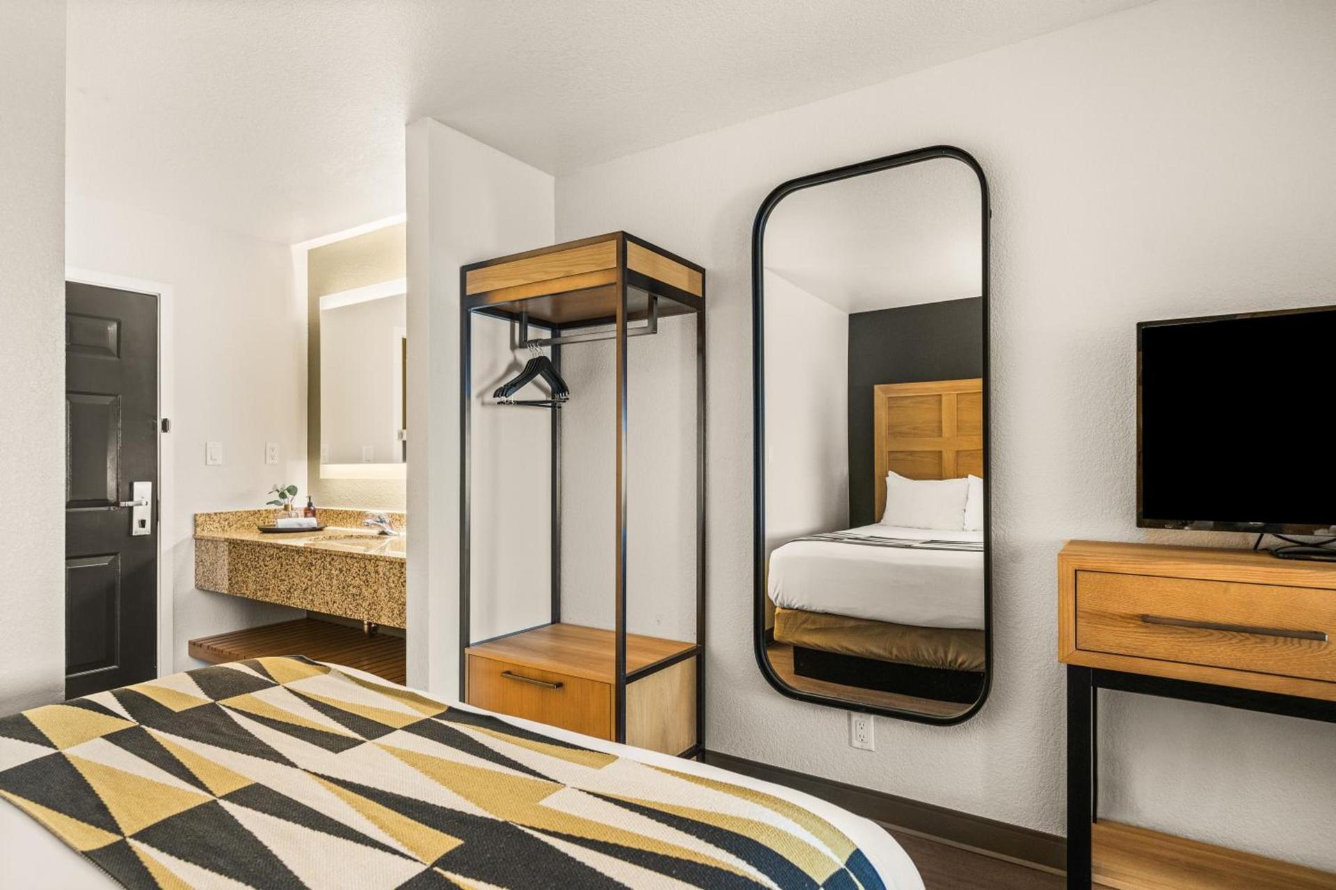 Oxford Suites Redding photo 28