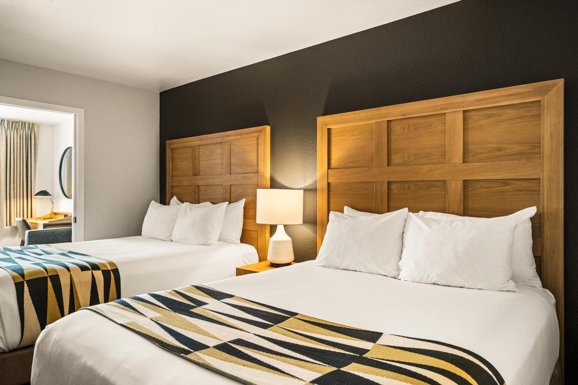 Oxford Suites Redding photo 8