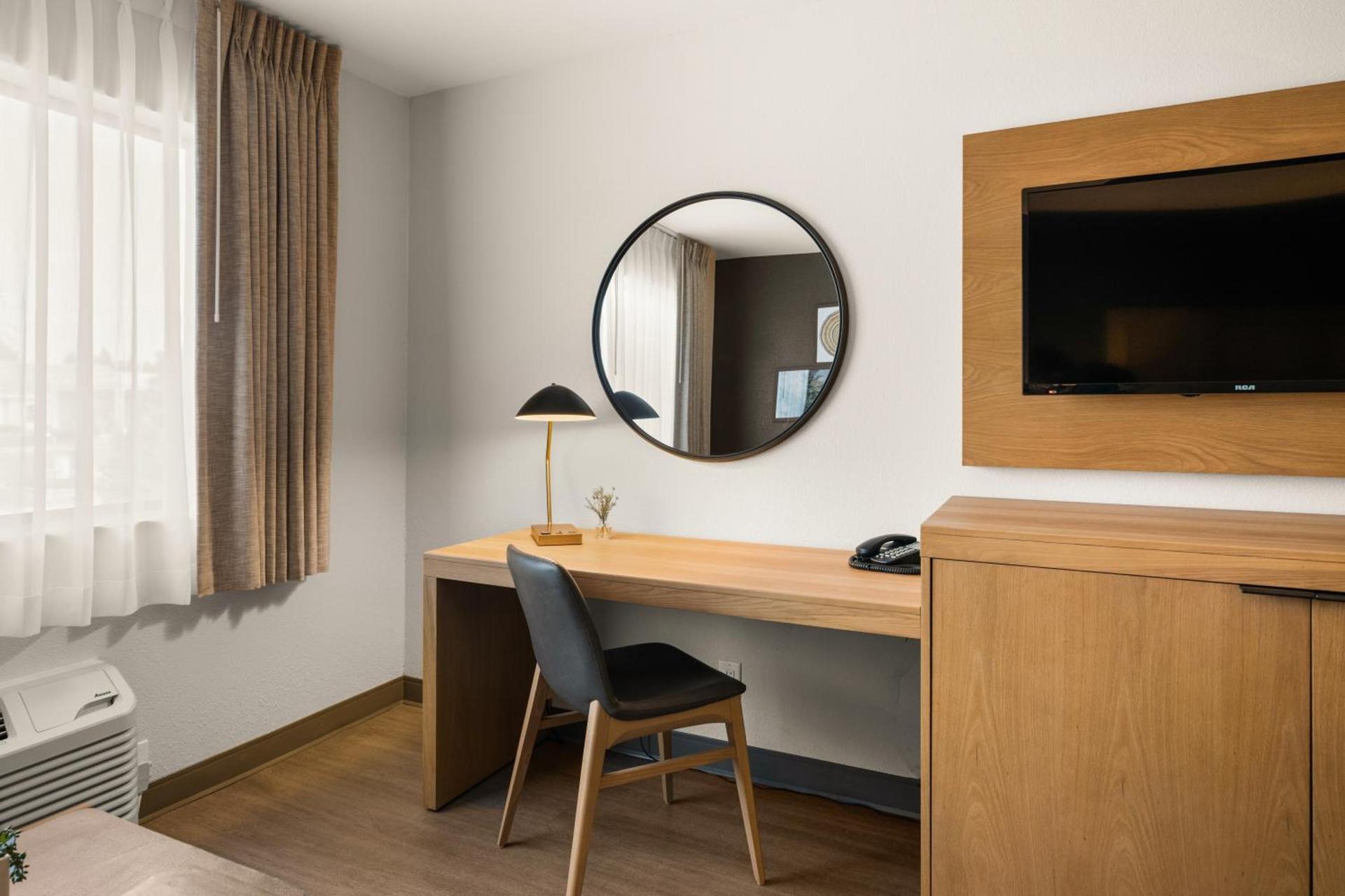 Oxford Suites Redding photo 13