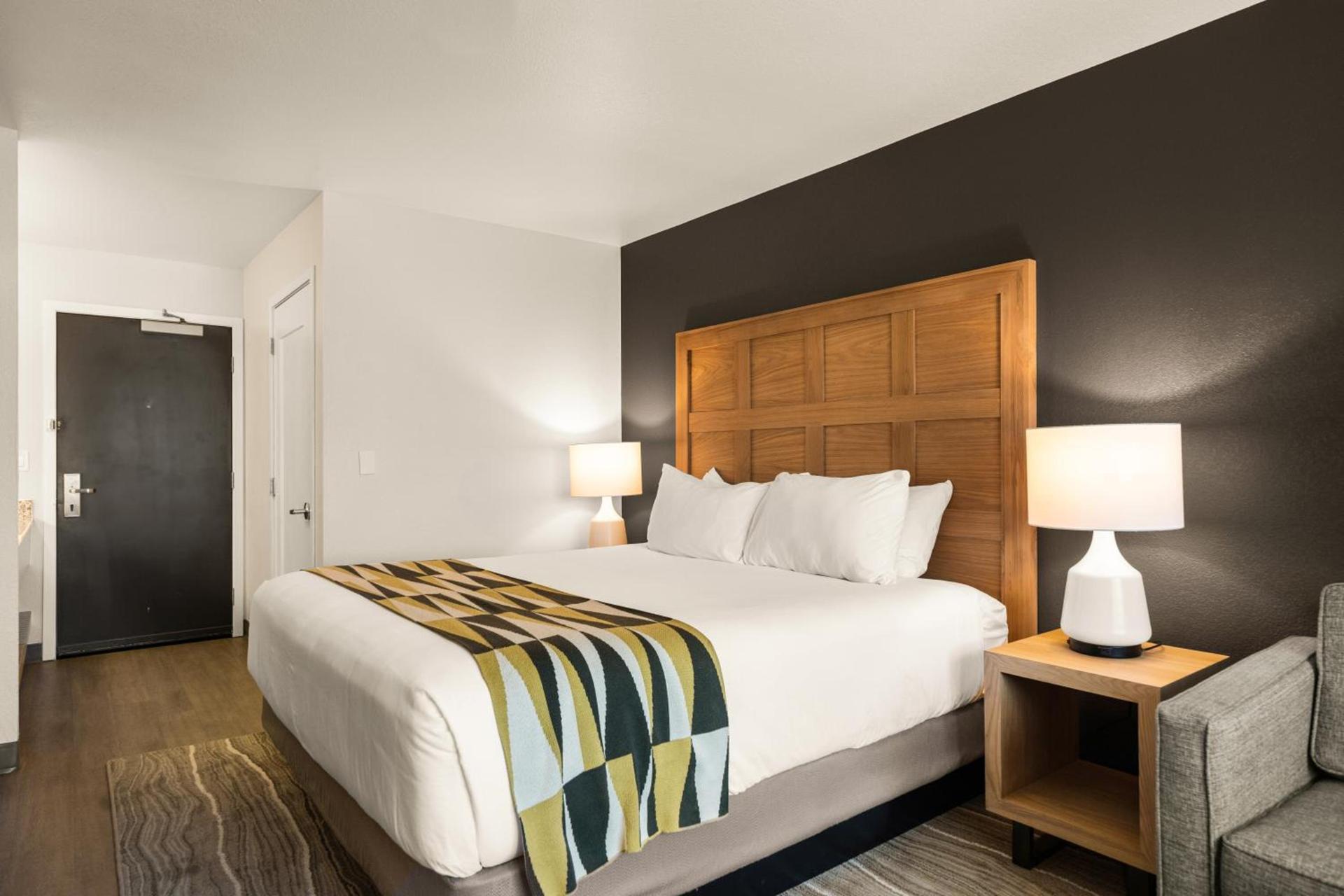 Oxford Suites Redding photo 56