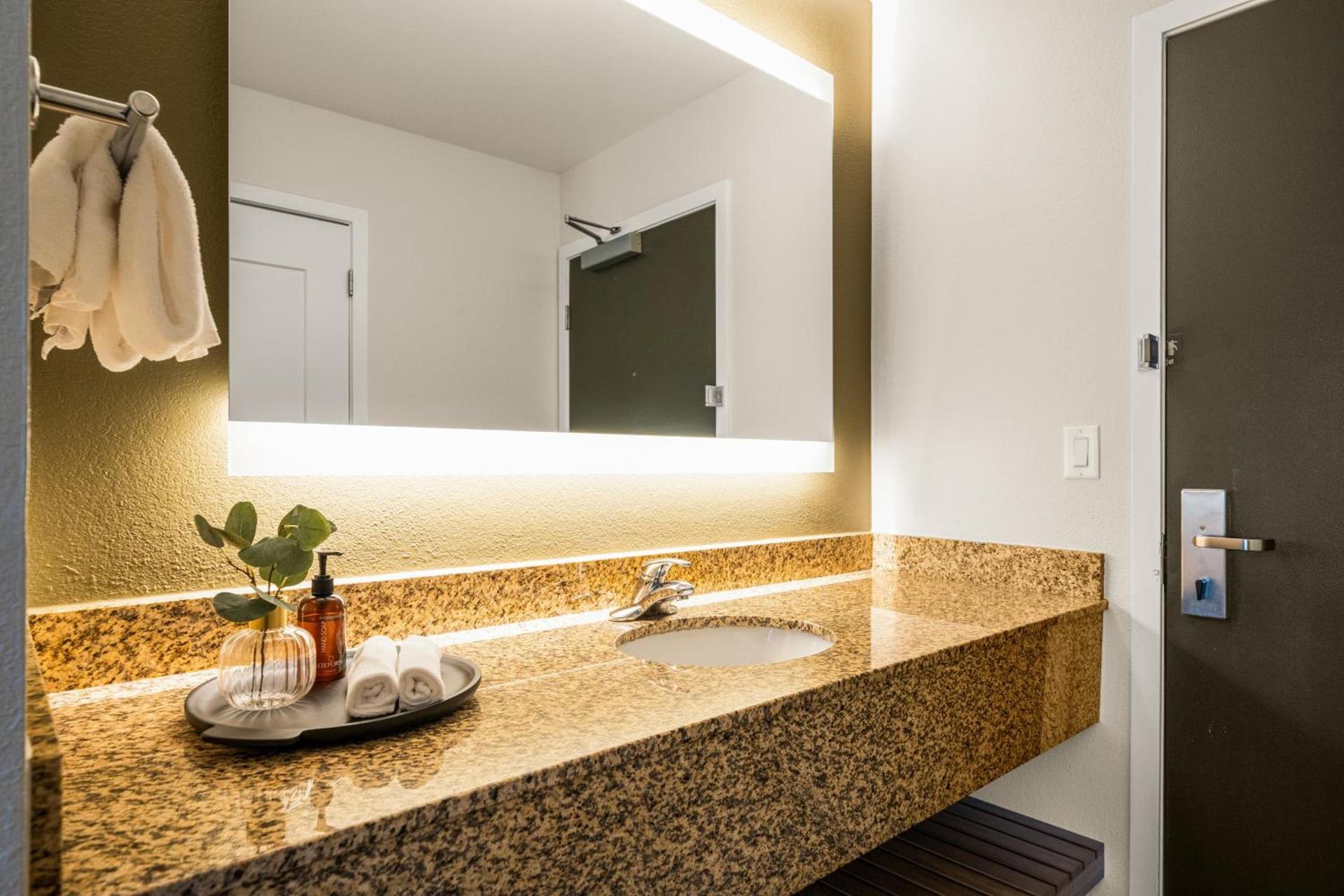 Oxford Suites Redding photo 54