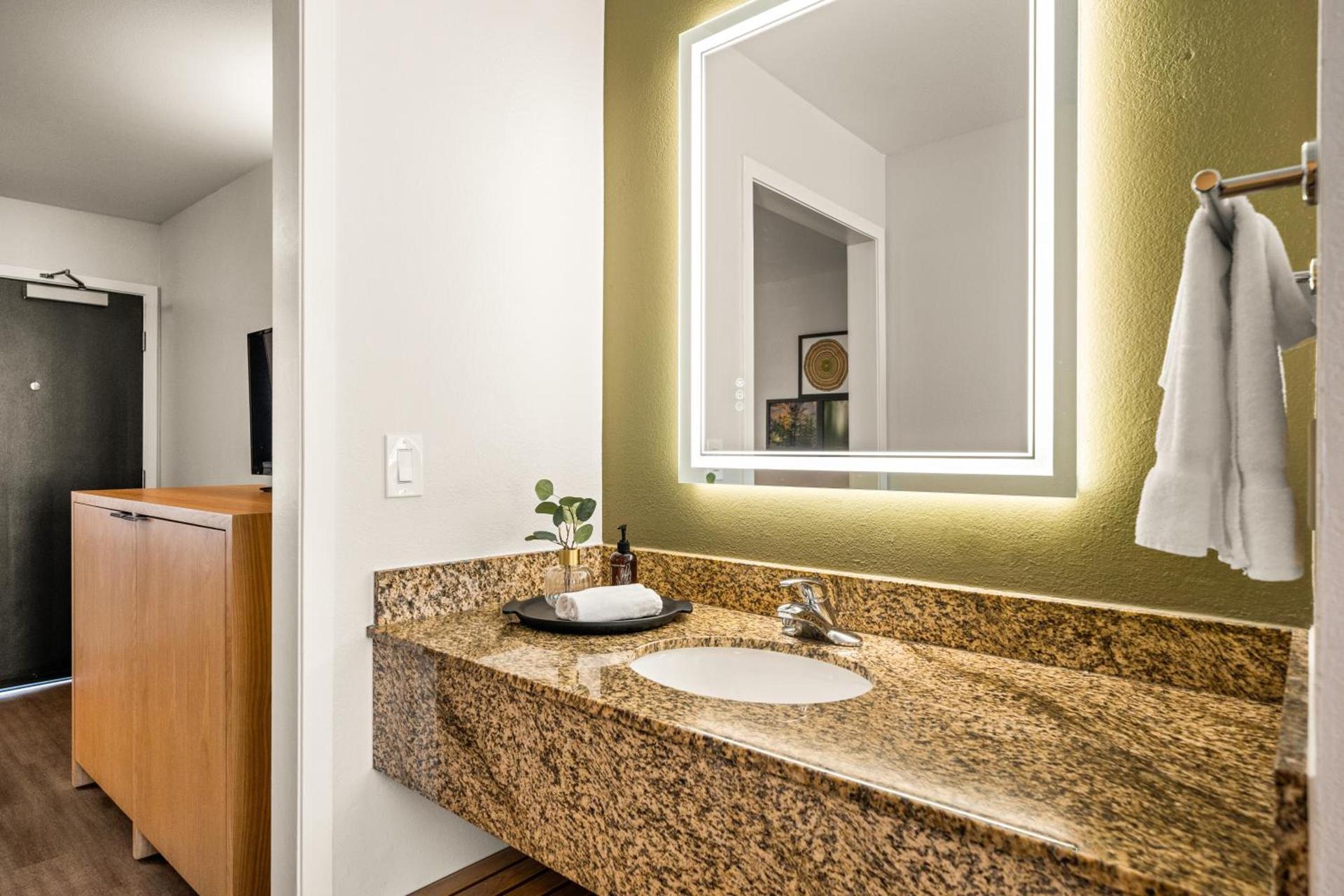 Oxford Suites Redding photo 15