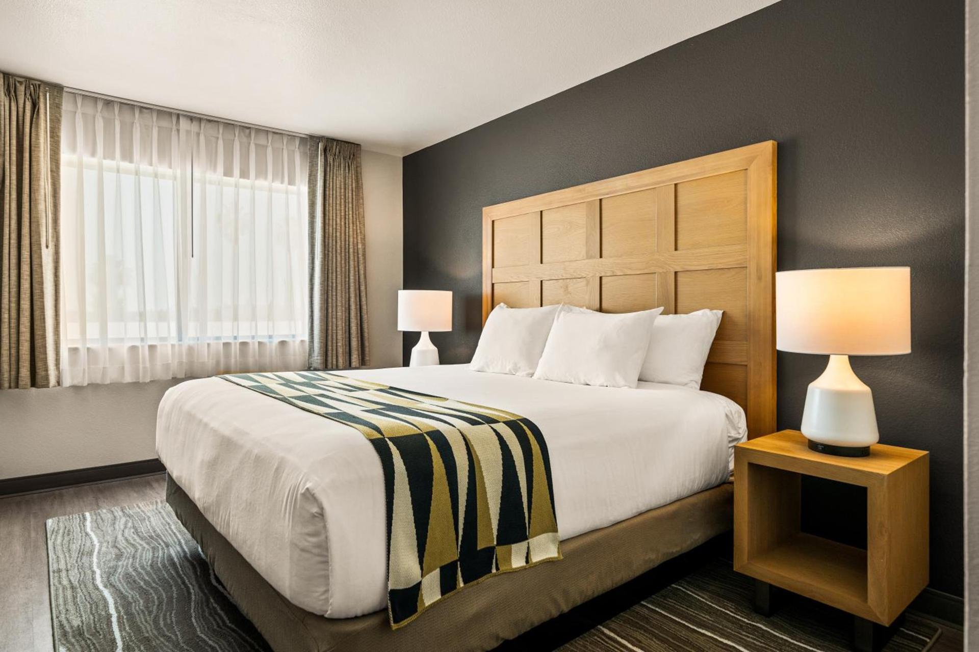 Oxford Suites Redding photo 42