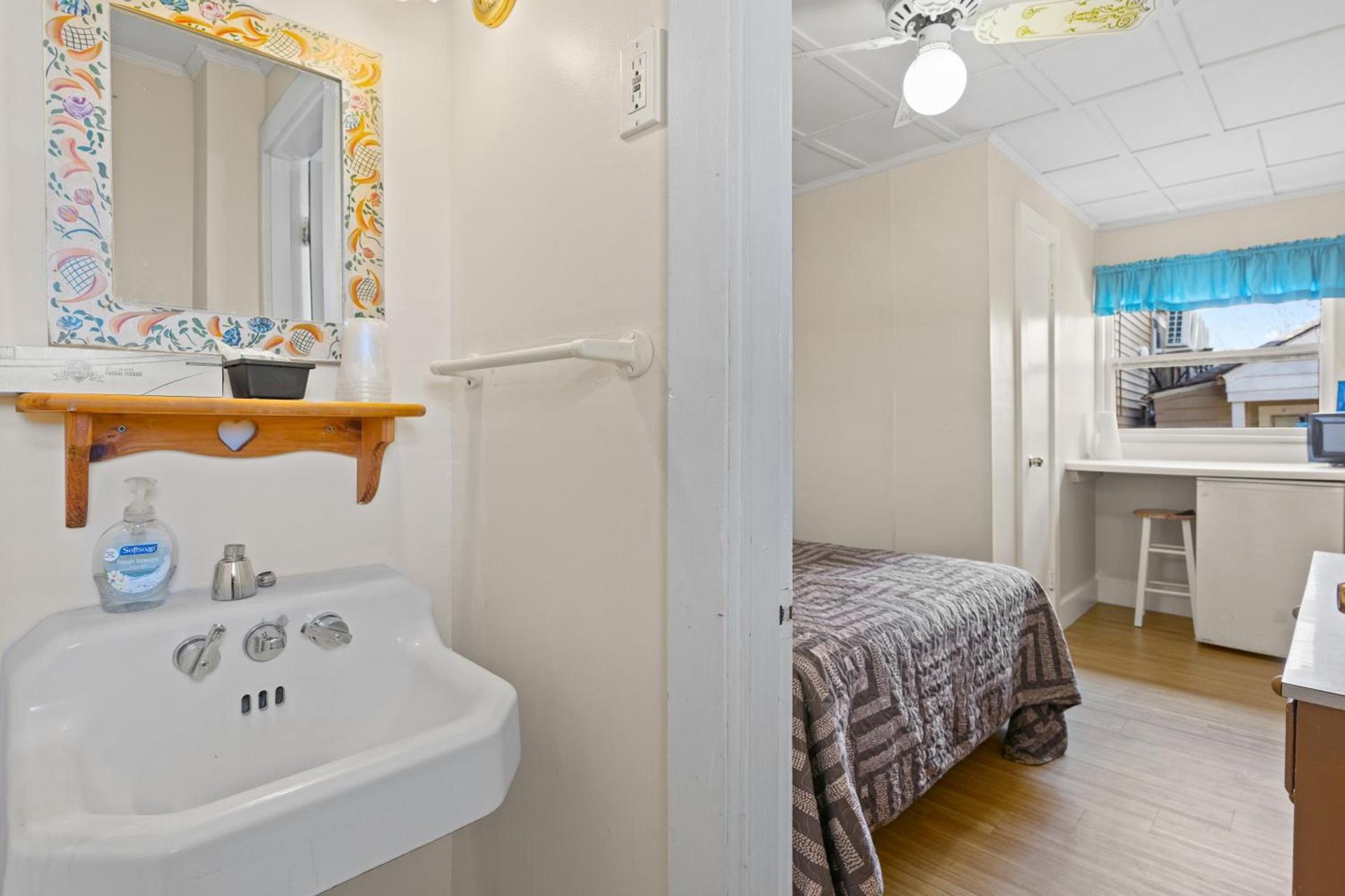 Beach Motel and Suites photo 3