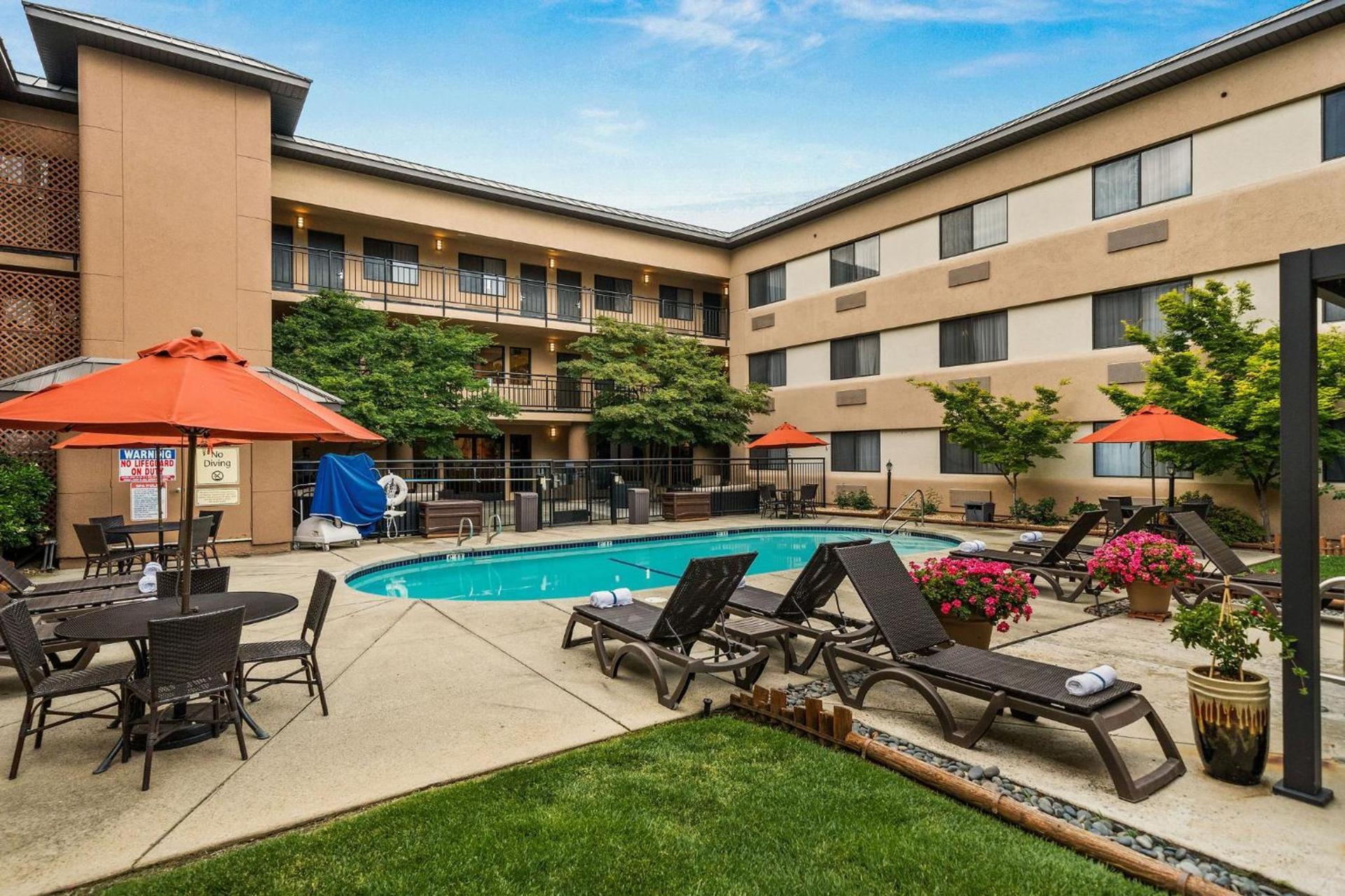 Oxford Suites Redding photo 3