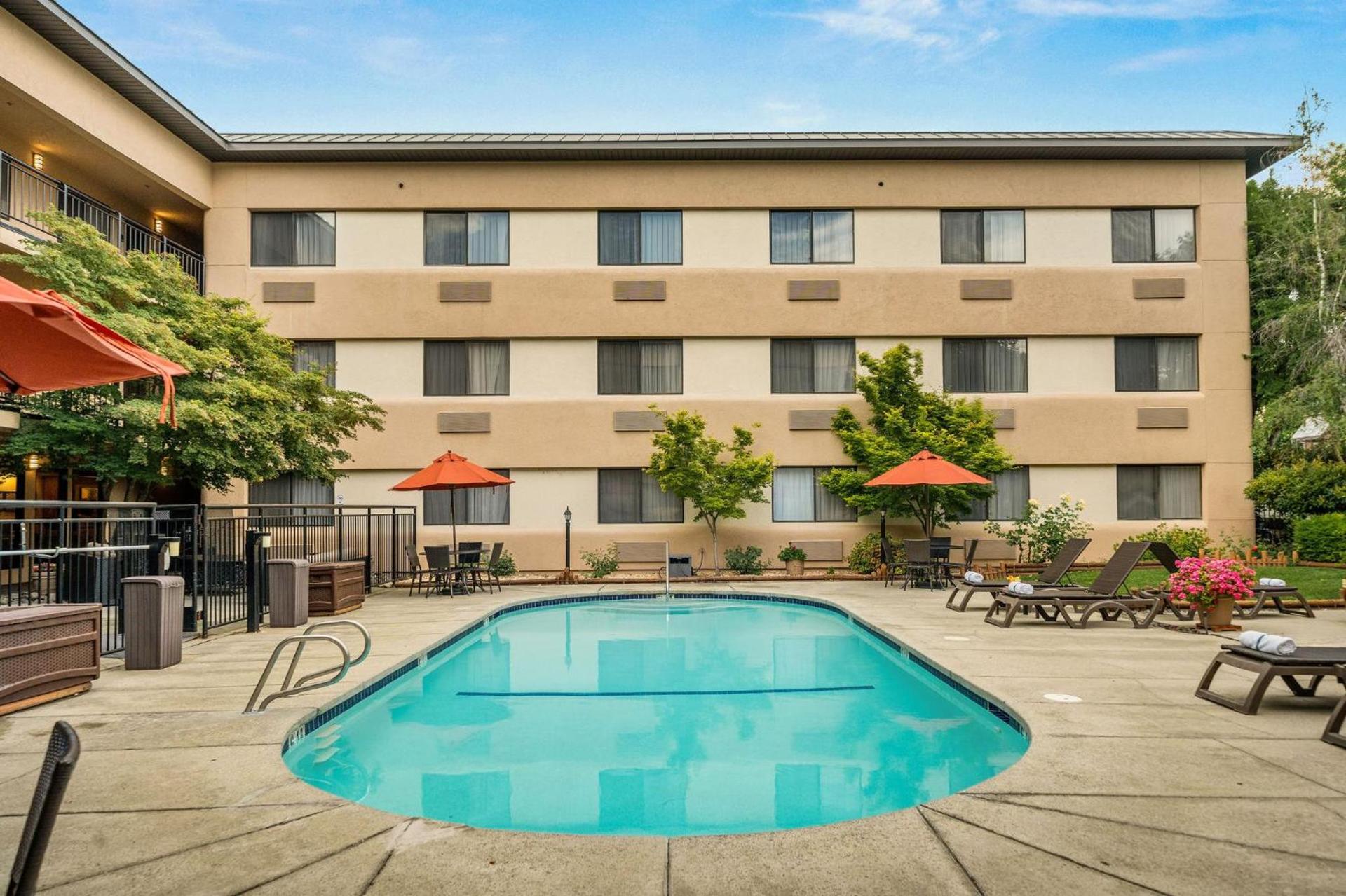 Oxford Suites Redding photo 22