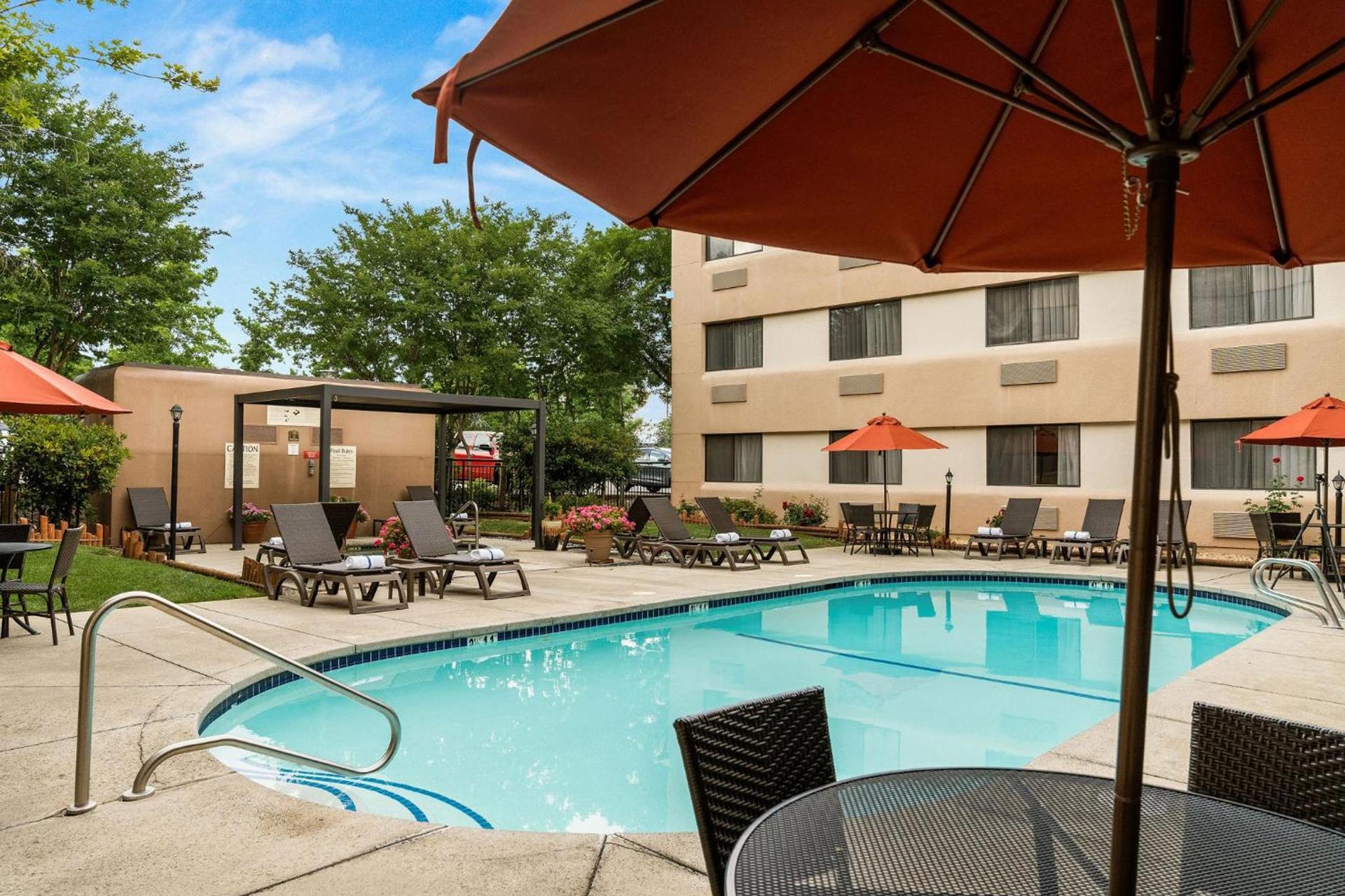 Oxford Suites Redding photo 2
