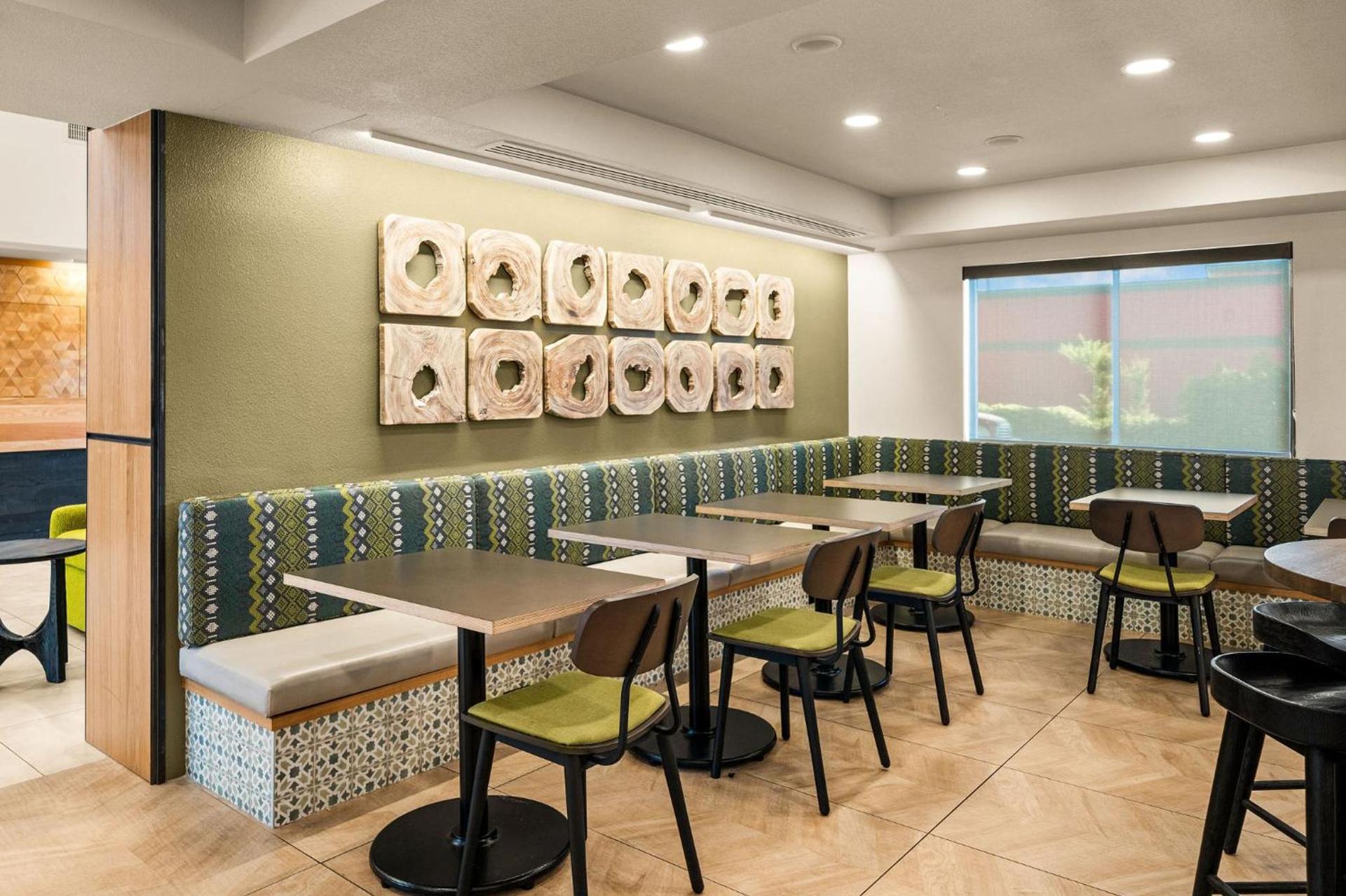 Oxford Suites Redding photo 27
